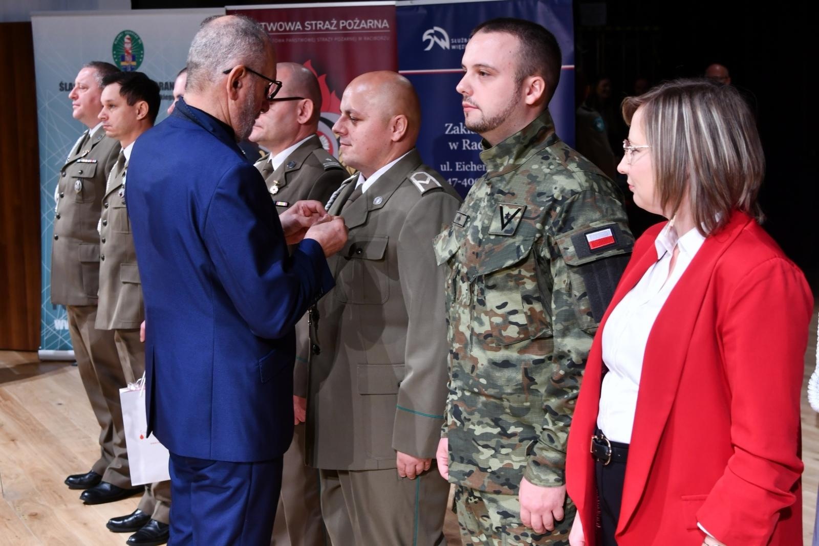 Zdjęcie w galerii na portalu naszraciborz.pl: Uroczystość z okazji Narodowego Święta Niepodległości w RCK. Wspólna inicjatywa służb mundurowych wiadomości z regionu