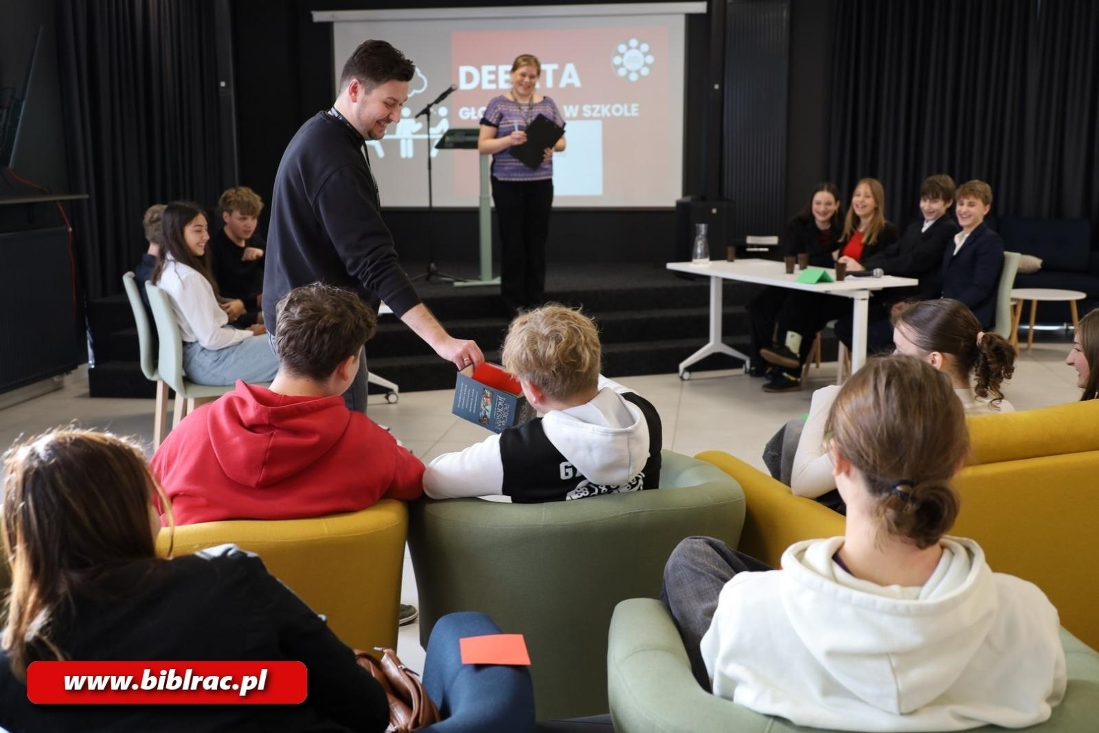 Zdjęcie w galerii na portalu naszraciborz.pl: Głos ucznia w szkole – debata na Stacji Młodych wiadomości z regionu