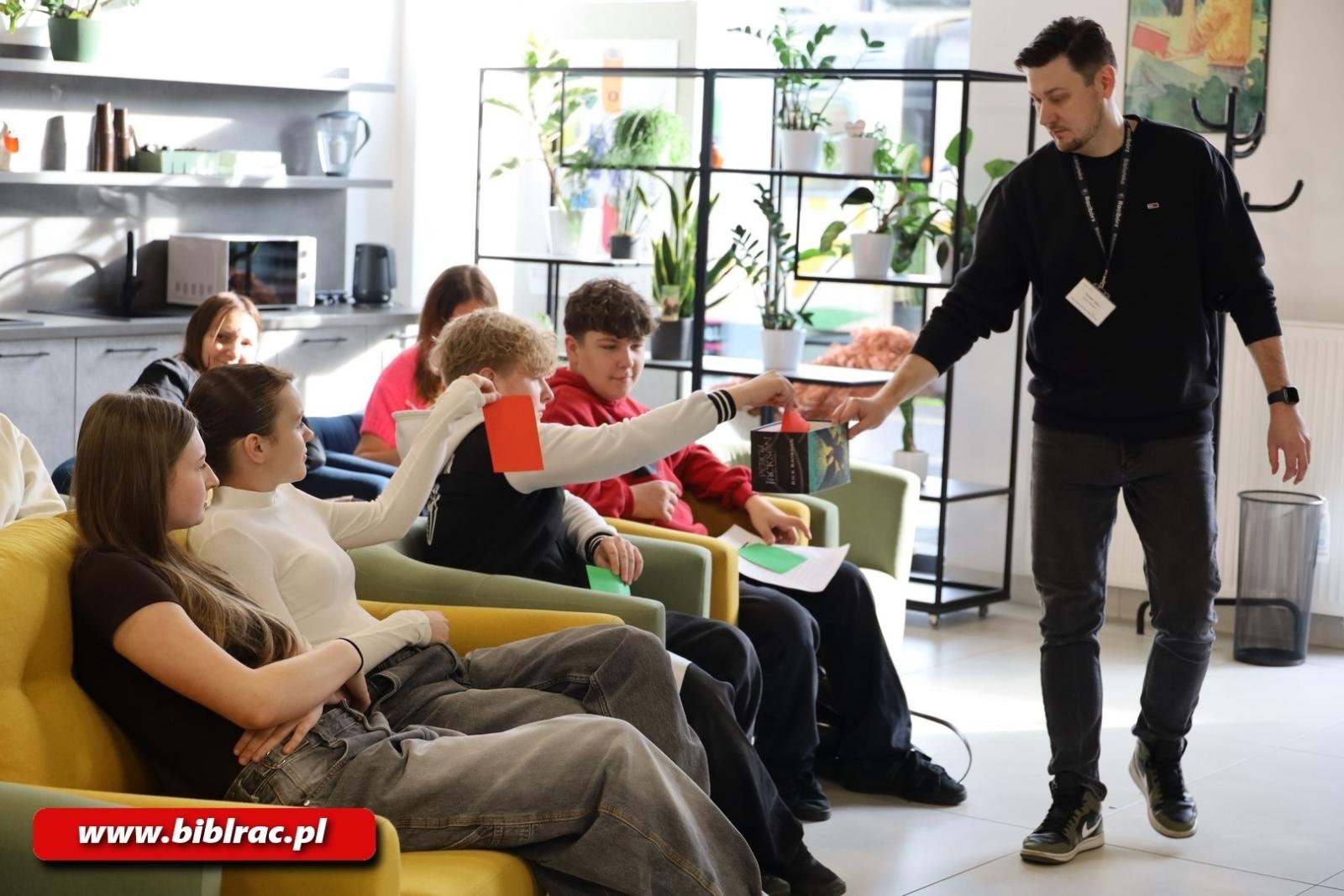 Zdjęcie w galerii na portalu naszraciborz.pl: Głos ucznia w szkole – debata na Stacji Młodych wiadomości z regionu