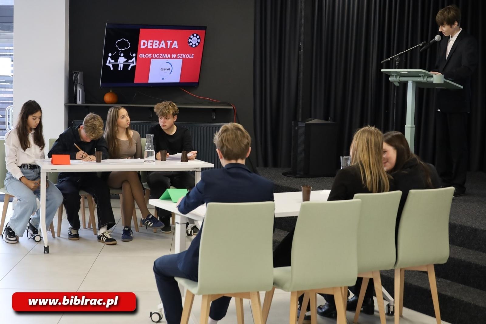 Zdjęcie w galerii na portalu naszraciborz.pl: Głos ucznia w szkole – debata na Stacji Młodych wiadomości z regionu