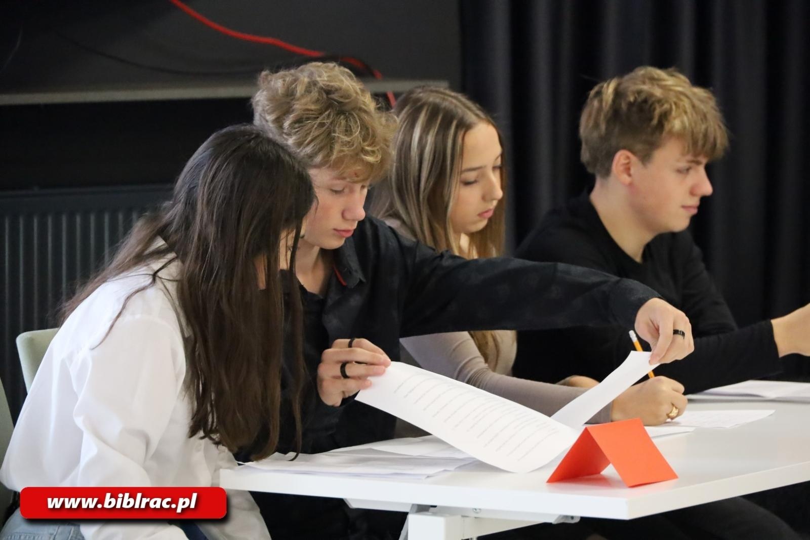 Zdjęcie w galerii na portalu naszraciborz.pl: Głos ucznia w szkole – debata na Stacji Młodych wiadomości z regionu