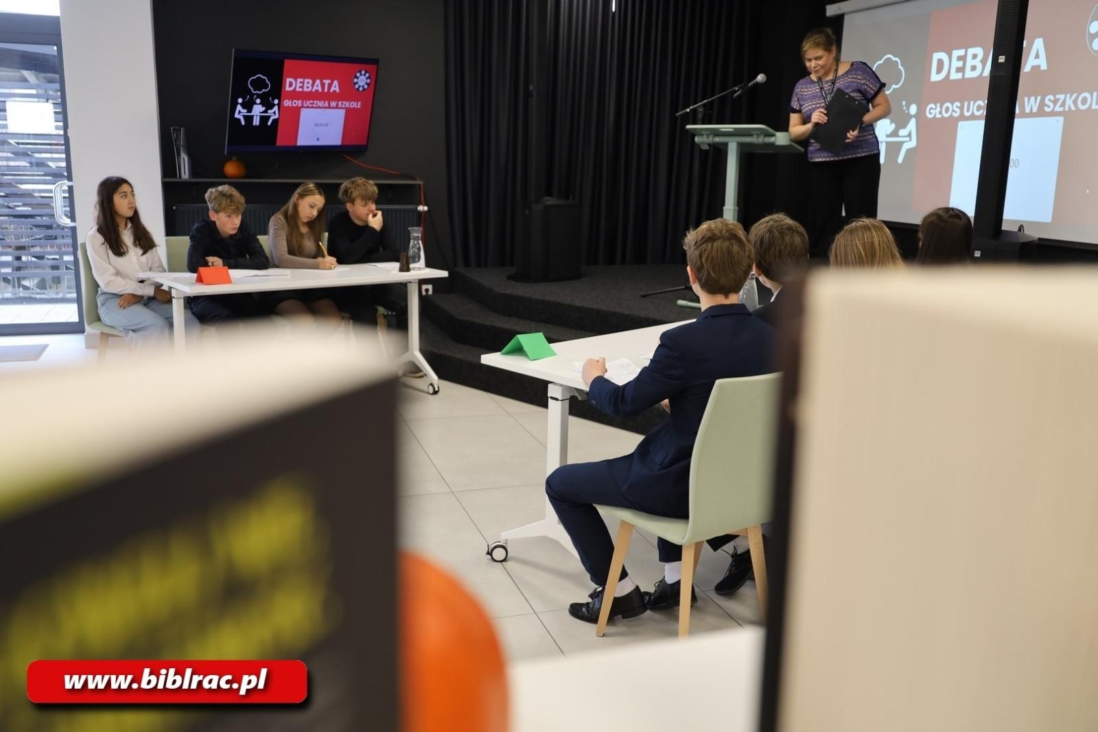 Zdjęcie w galerii na portalu naszraciborz.pl: Głos ucznia w szkole – debata na Stacji Młodych wiadomości z regionu