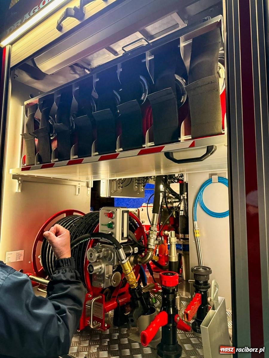 Zdjęcie w galerii na portalu naszraciborz.pl: Nowy wóz bojowy dla OSP Owsiszcze już na miejscu [FOTO i WIDEO] wiadomości z regionu