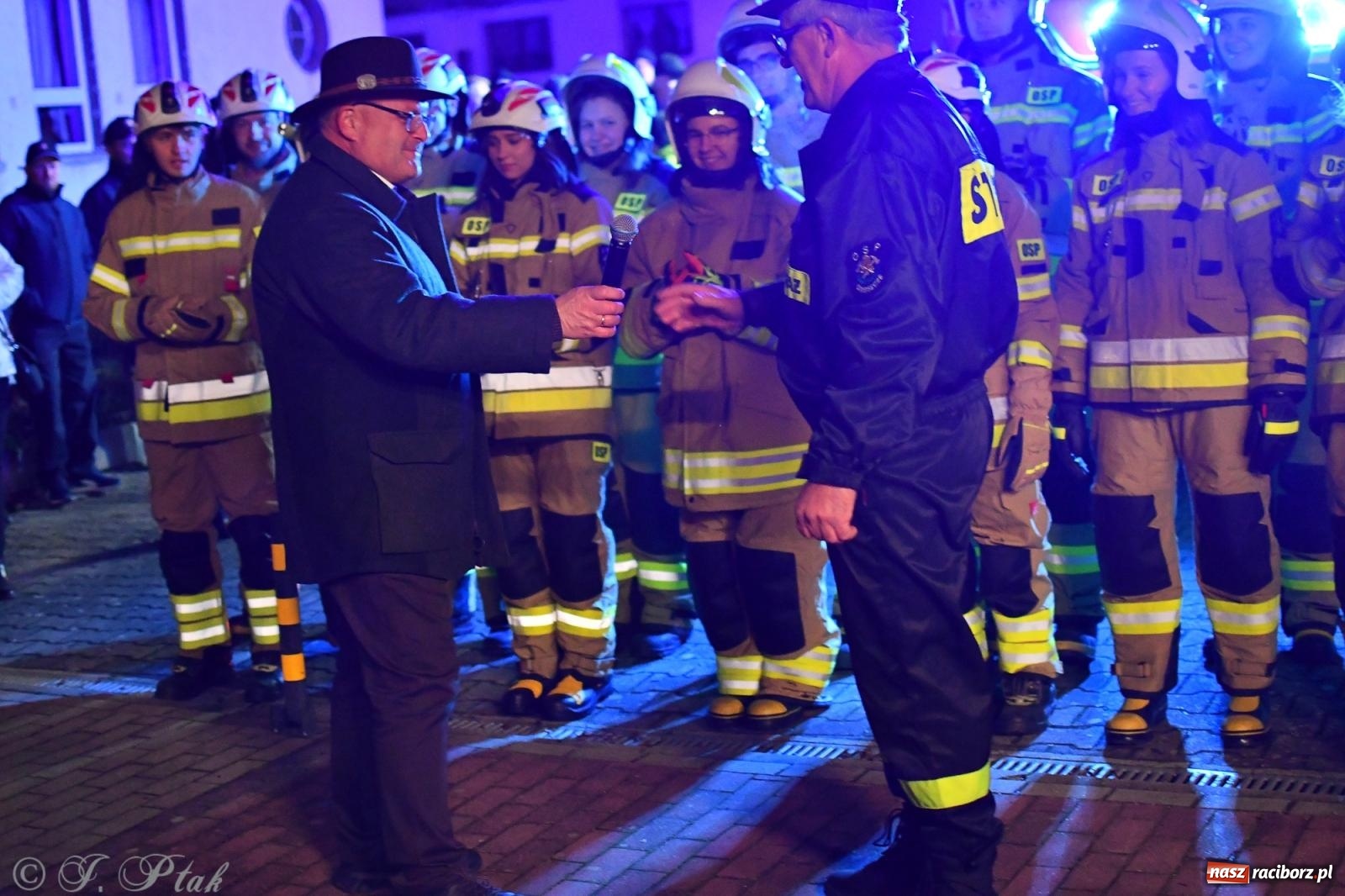 Zdjęcie w galerii na portalu naszraciborz.pl: Nowy wóz bojowy dla OSP Owsiszcze już na miejscu [FOTO i WIDEO] wiadomości z regionu