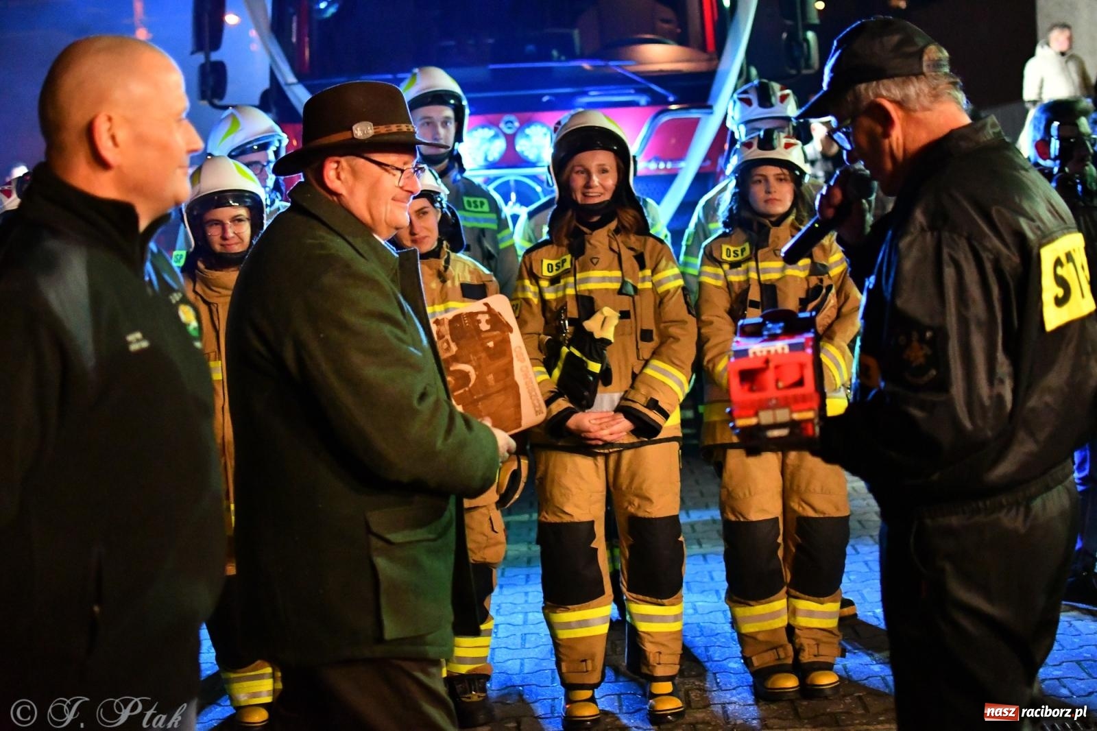 Zdjęcie w galerii na portalu naszraciborz.pl: Nowy wóz bojowy dla OSP Owsiszcze już na miejscu [FOTO i WIDEO] wiadomości z regionu