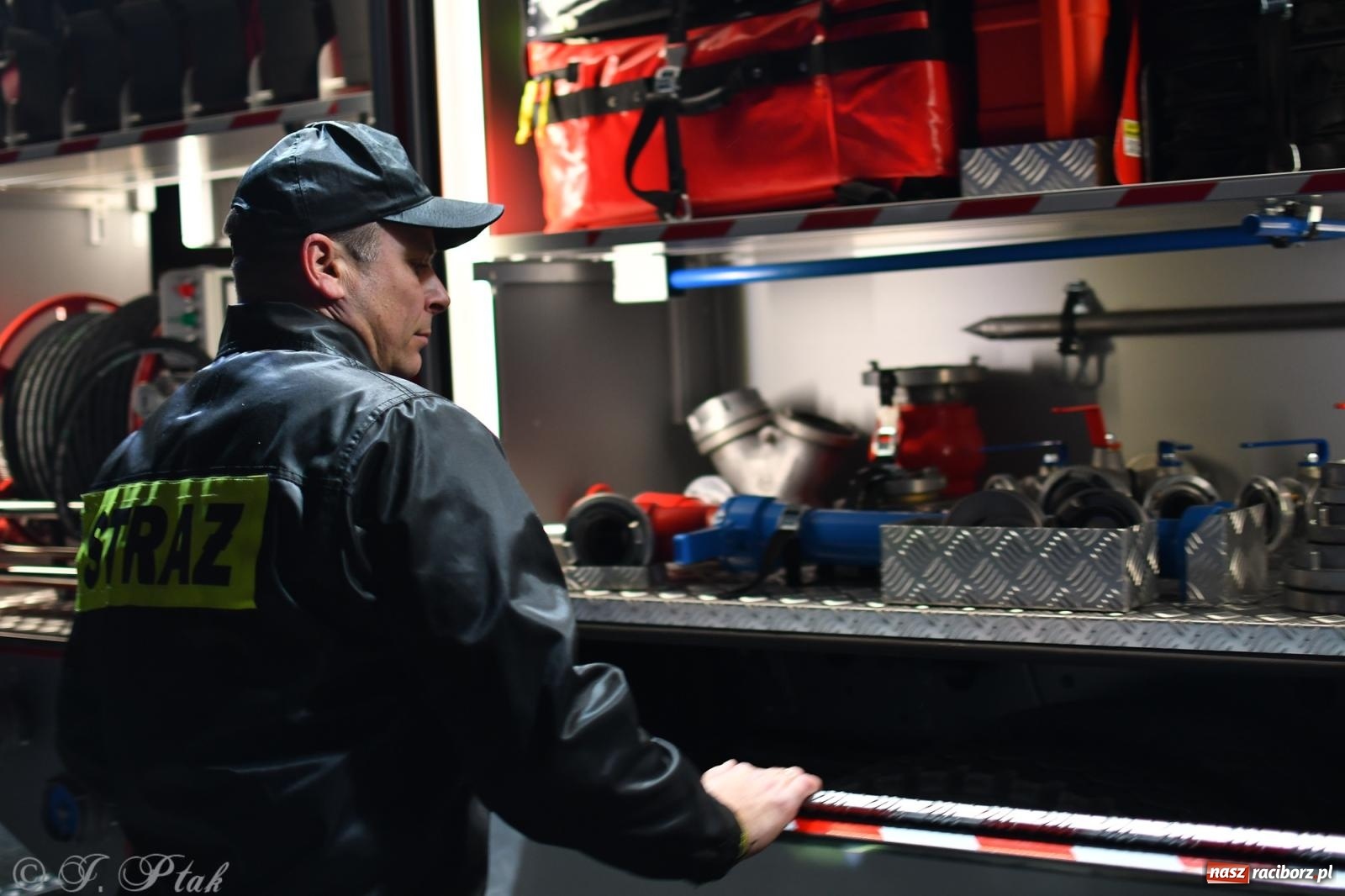 Zdjęcie w galerii na portalu naszraciborz.pl: Nowy wóz bojowy dla OSP Owsiszcze już na miejscu [FOTO i WIDEO] wiadomości z regionu