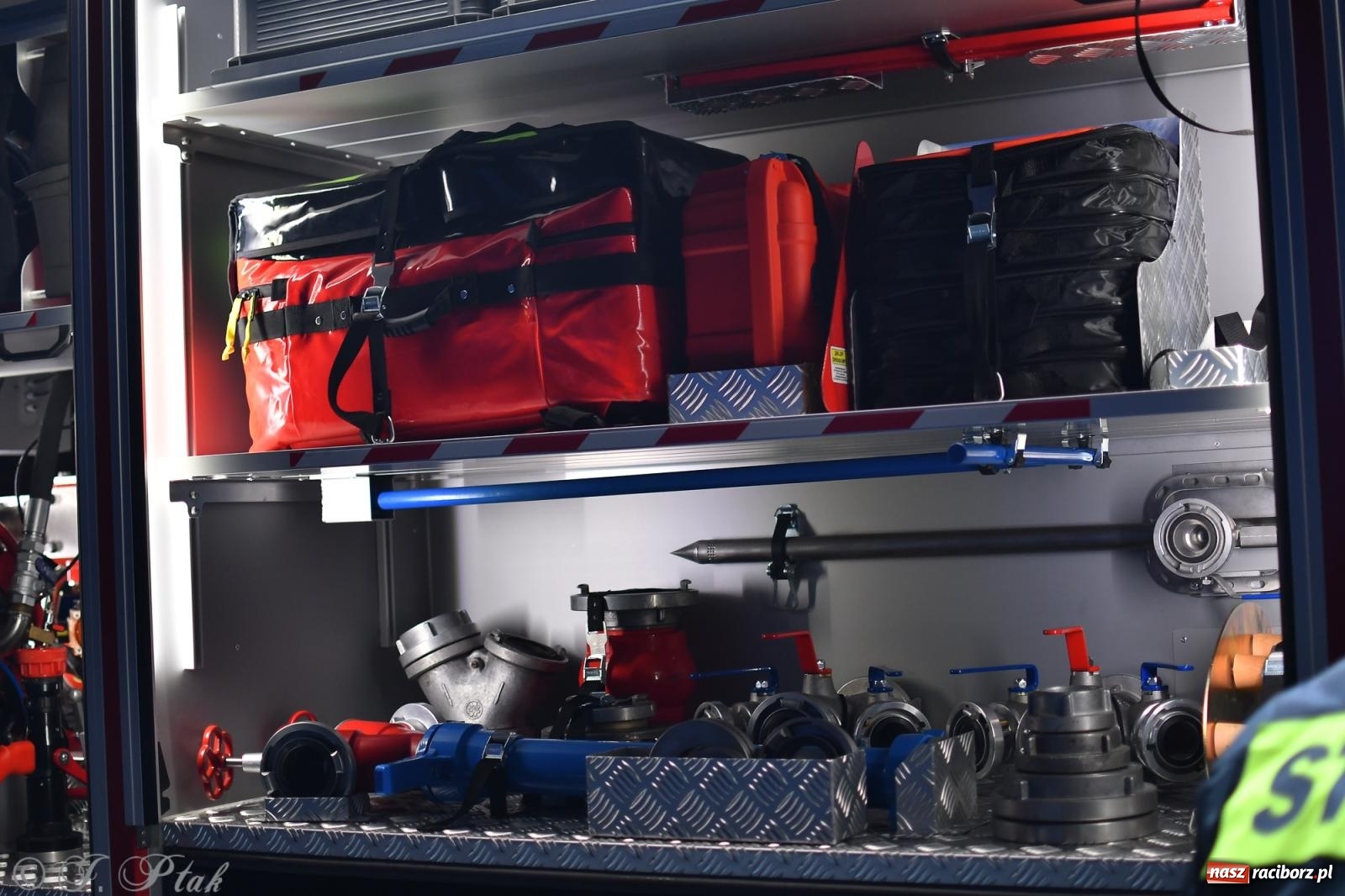 Zdjęcie w galerii na portalu naszraciborz.pl: Nowy wóz bojowy dla OSP Owsiszcze już na miejscu [FOTO i WIDEO] wiadomości z regionu