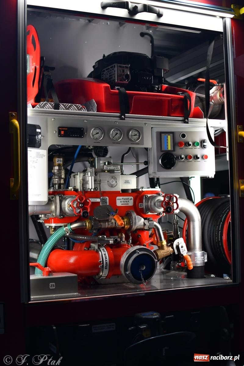 Zdjęcie w galerii na portalu naszraciborz.pl: Nowy wóz bojowy dla OSP Owsiszcze już na miejscu [FOTO i WIDEO] wiadomości z regionu