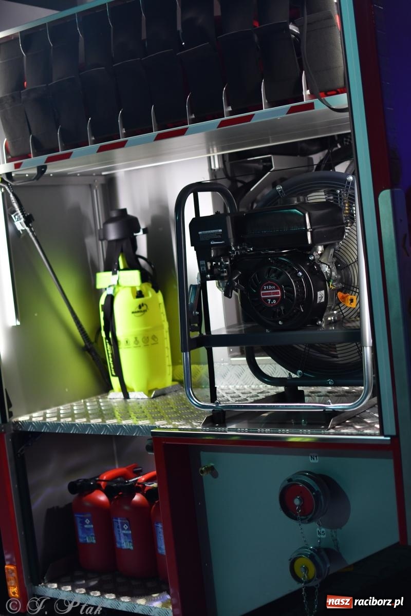 Zdjęcie w galerii na portalu naszraciborz.pl: Nowy wóz bojowy dla OSP Owsiszcze już na miejscu [FOTO i WIDEO] wiadomości z regionu