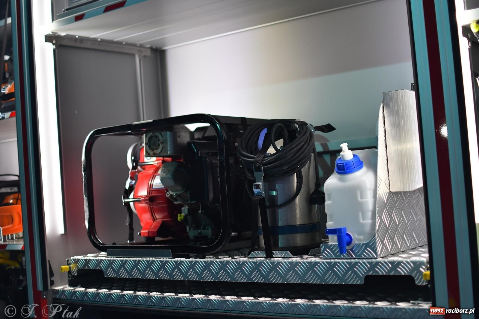 Zdjęcie w galerii na portalu naszraciborz.pl: Nowy wóz bojowy dla OSP Owsiszcze już na miejscu [FOTO i WIDEO] wiadomości z regionu