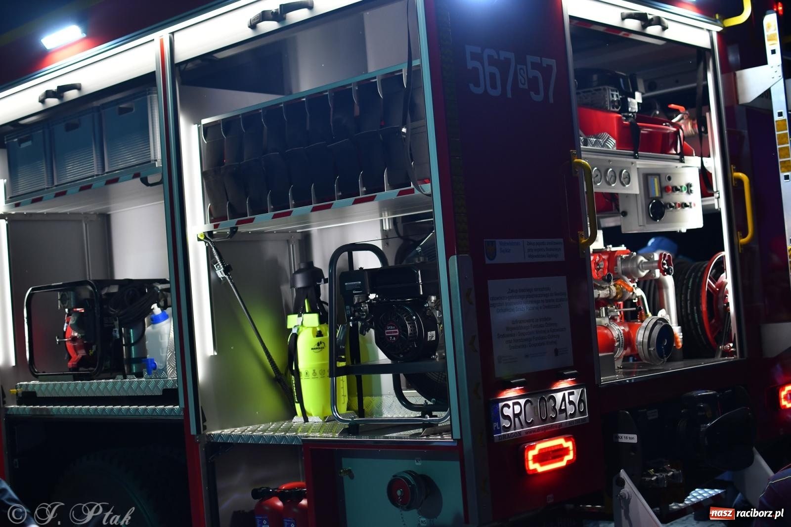 Zdjęcie w galerii na portalu naszraciborz.pl: Nowy wóz bojowy dla OSP Owsiszcze już na miejscu [FOTO i WIDEO] wiadomości z regionu