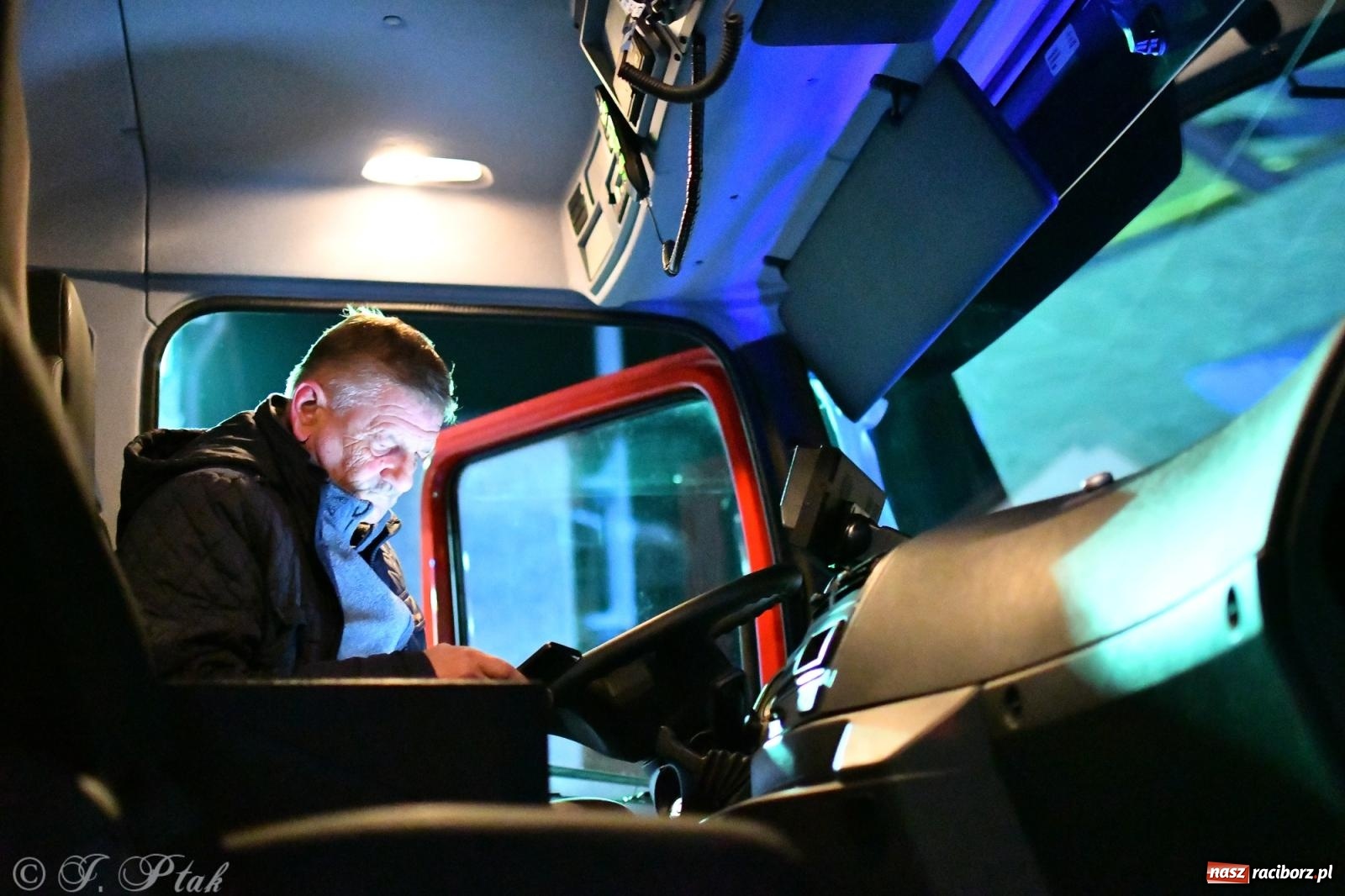 Zdjęcie w galerii na portalu naszraciborz.pl: Nowy wóz bojowy dla OSP Owsiszcze już na miejscu [FOTO i WIDEO] wiadomości z regionu