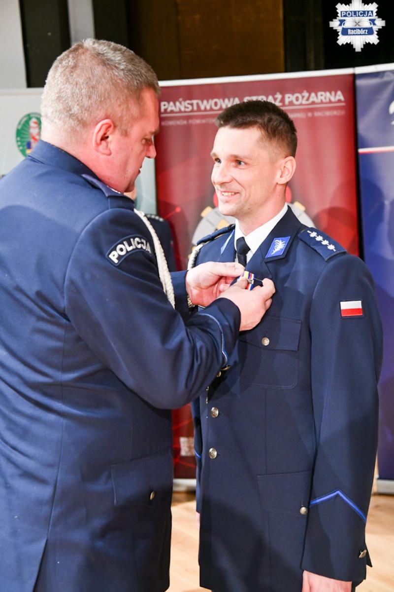 Zdjęcie w galerii na portalu naszraciborz.pl: Policyjne wyróżnienia z okazji Narodowego Święta Niepodległości wiadomości z regionu