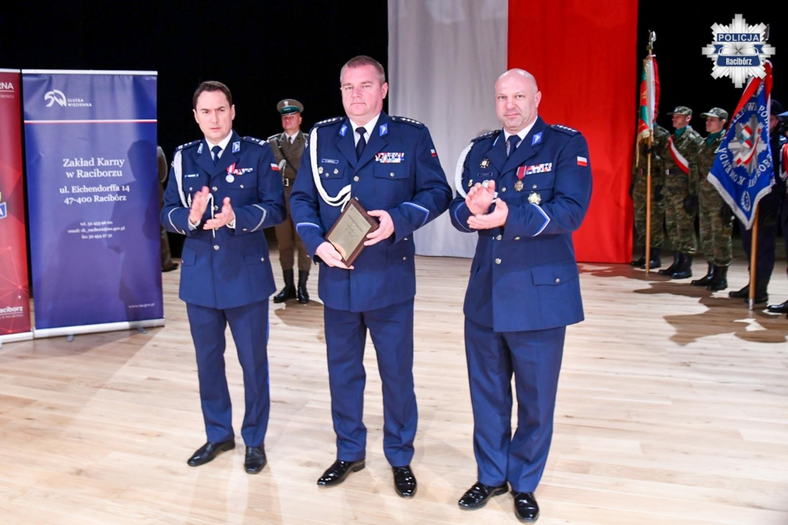 Zdjęcie w galerii na portalu naszraciborz.pl: Policyjne wyróżnienia z okazji Narodowego Święta Niepodległości wiadomości z regionu