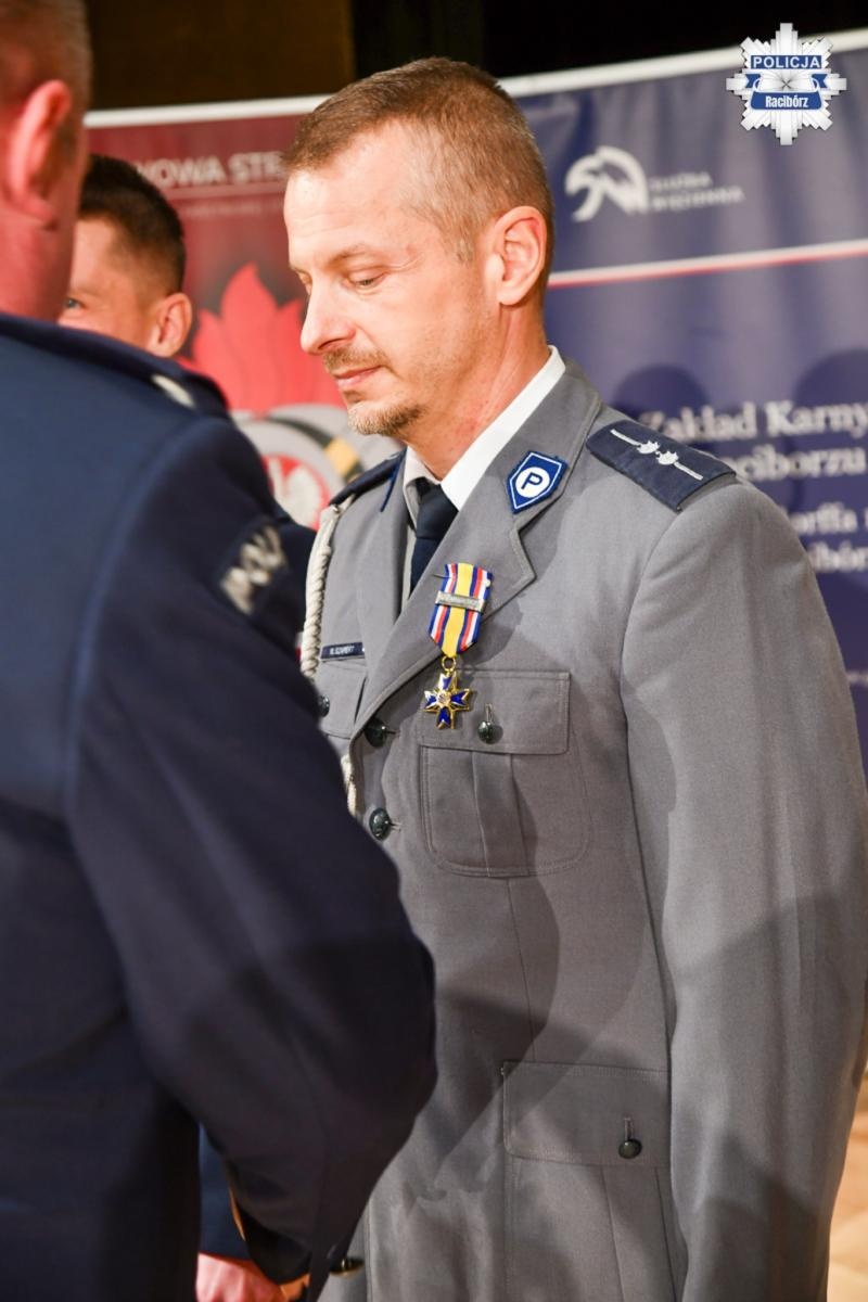 Zdjęcie w galerii na portalu naszraciborz.pl: Policyjne wyróżnienia z okazji Narodowego Święta Niepodległości wiadomości z regionu