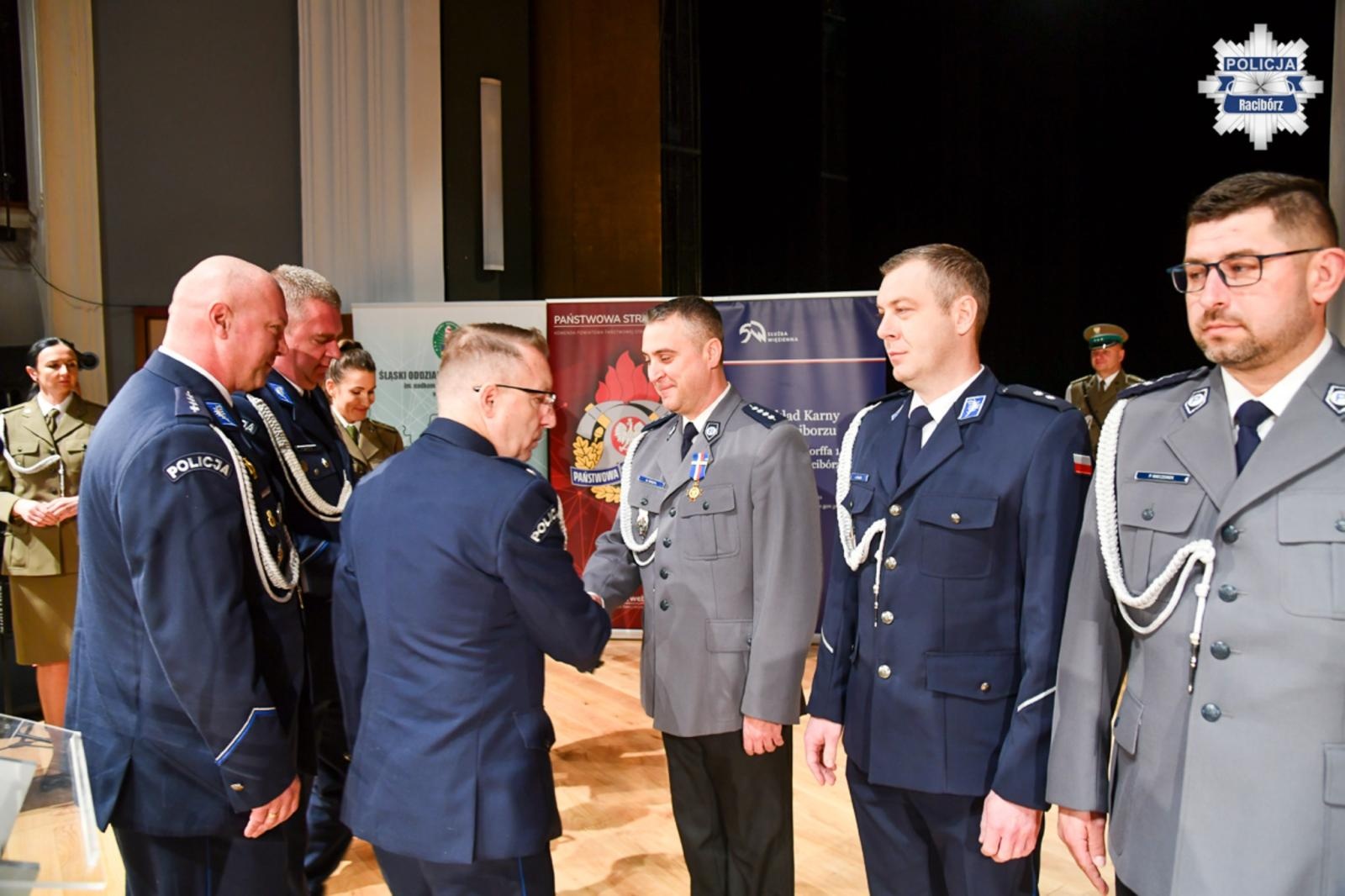 Zdjęcie w galerii na portalu naszraciborz.pl: Policyjne wyróżnienia z okazji Narodowego Święta Niepodległości wiadomości z regionu