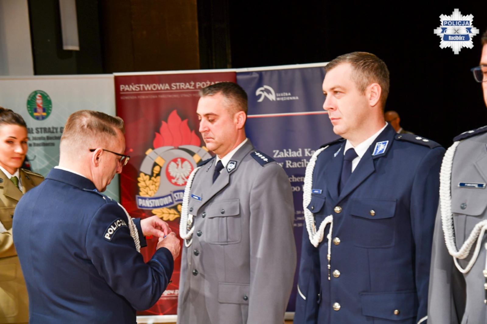 Zdjęcie w galerii na portalu naszraciborz.pl: Policyjne wyróżnienia z okazji Narodowego Święta Niepodległości wiadomości z regionu
