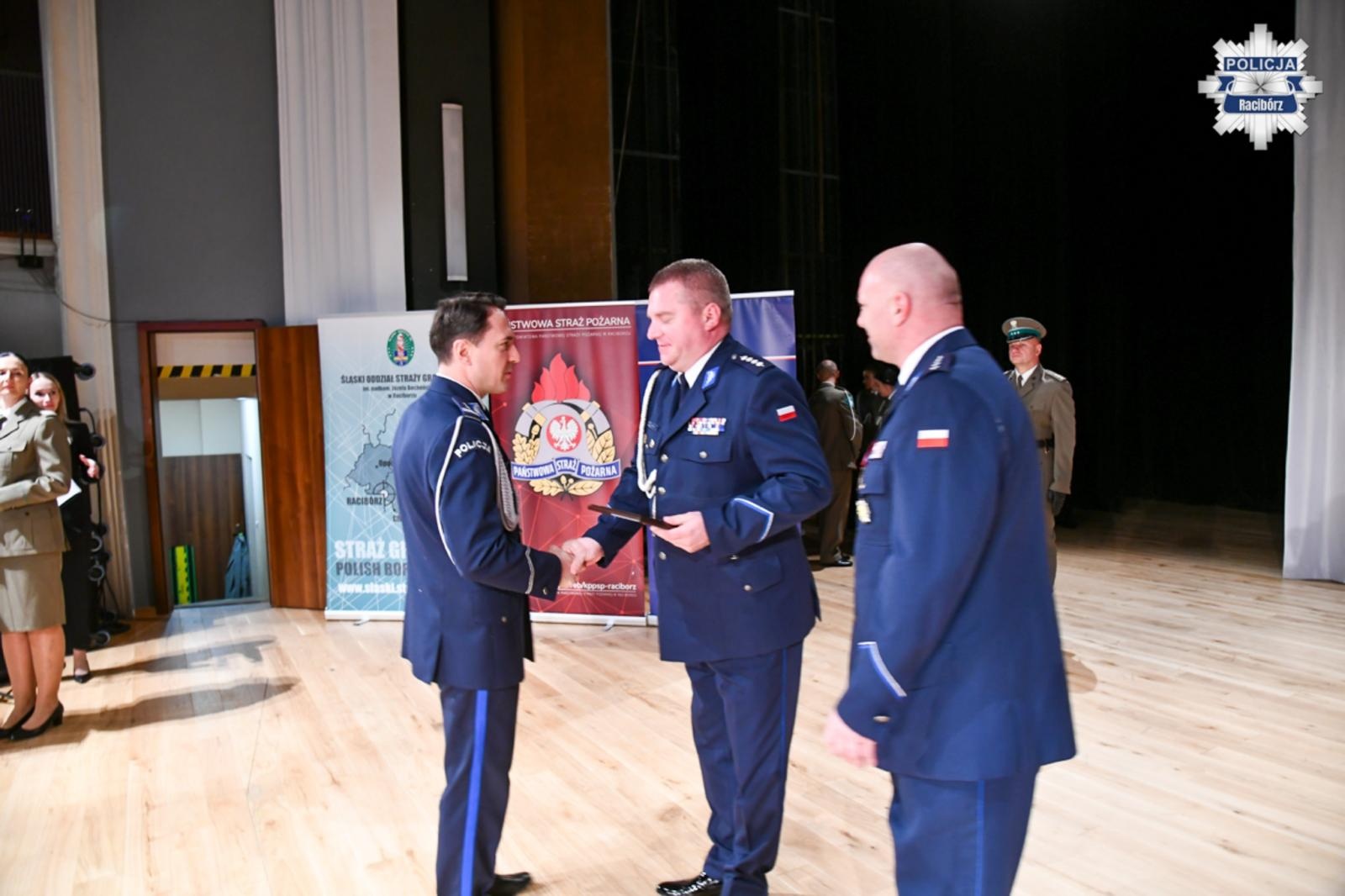 Zdjęcie w galerii na portalu naszraciborz.pl: Policyjne wyróżnienia z okazji Narodowego Święta Niepodległości wiadomości z regionu