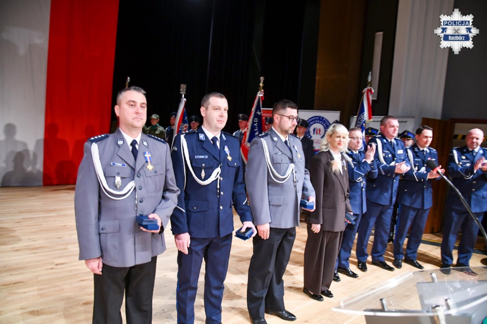 Zdjęcie w galerii na portalu naszraciborz.pl: Policyjne wyróżnienia z okazji Narodowego Święta Niepodległości wiadomości z regionu