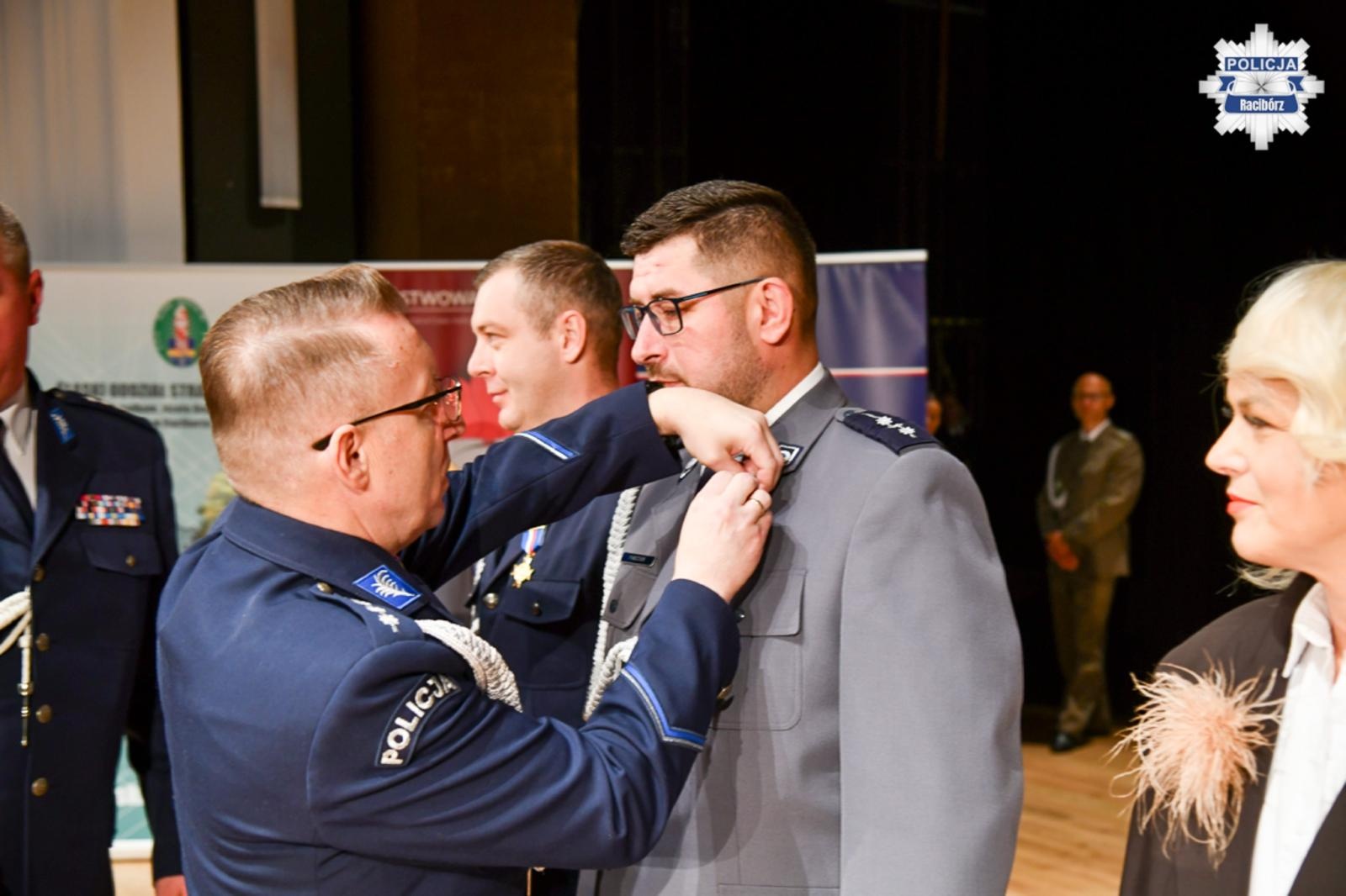 Zdjęcie w galerii na portalu naszraciborz.pl: Policyjne wyróżnienia z okazji Narodowego Święta Niepodległości wiadomości z regionu