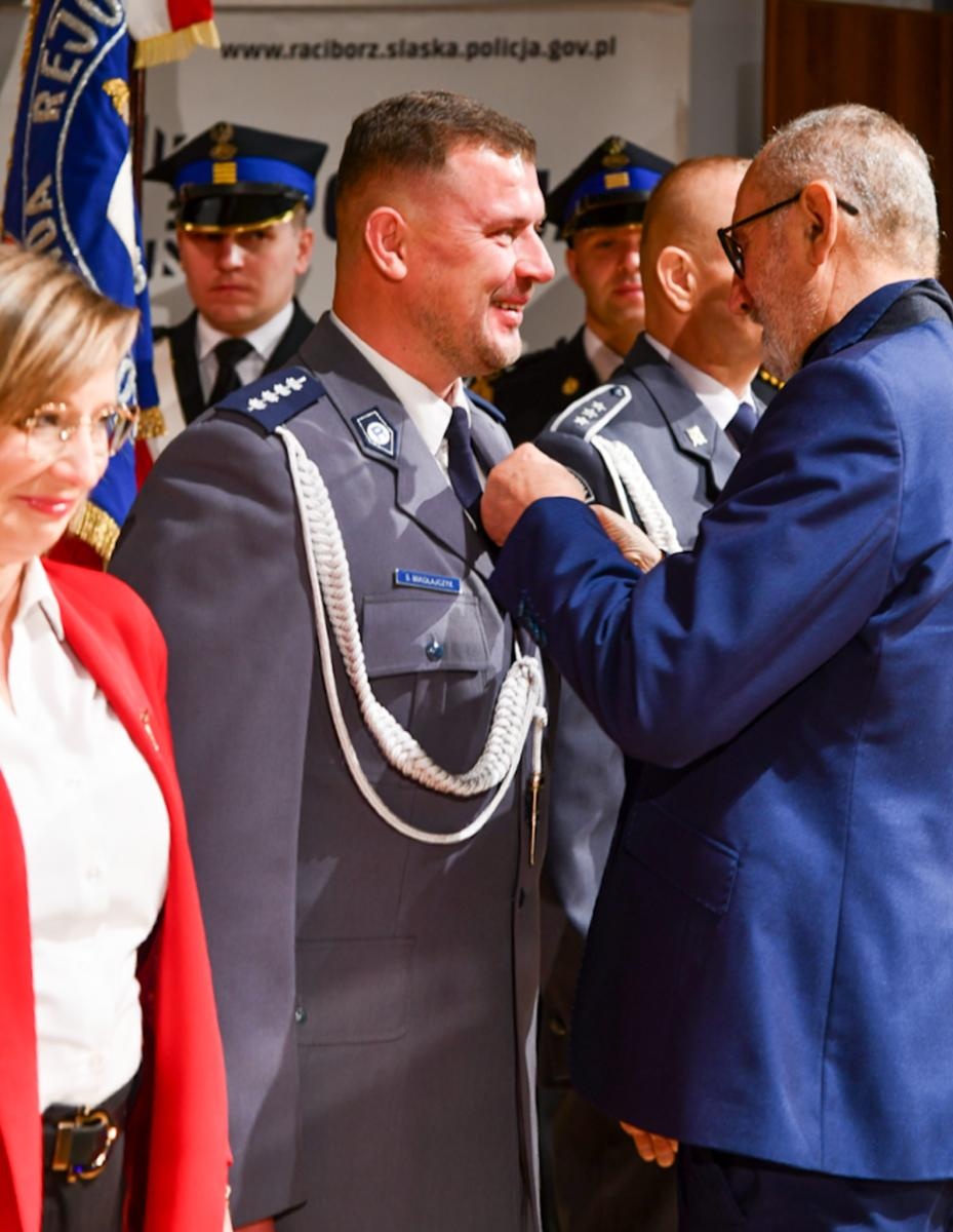 Zdjęcie w galerii na portalu naszraciborz.pl: Policyjne wyróżnienia z okazji Narodowego Święta Niepodległości wiadomości z regionu