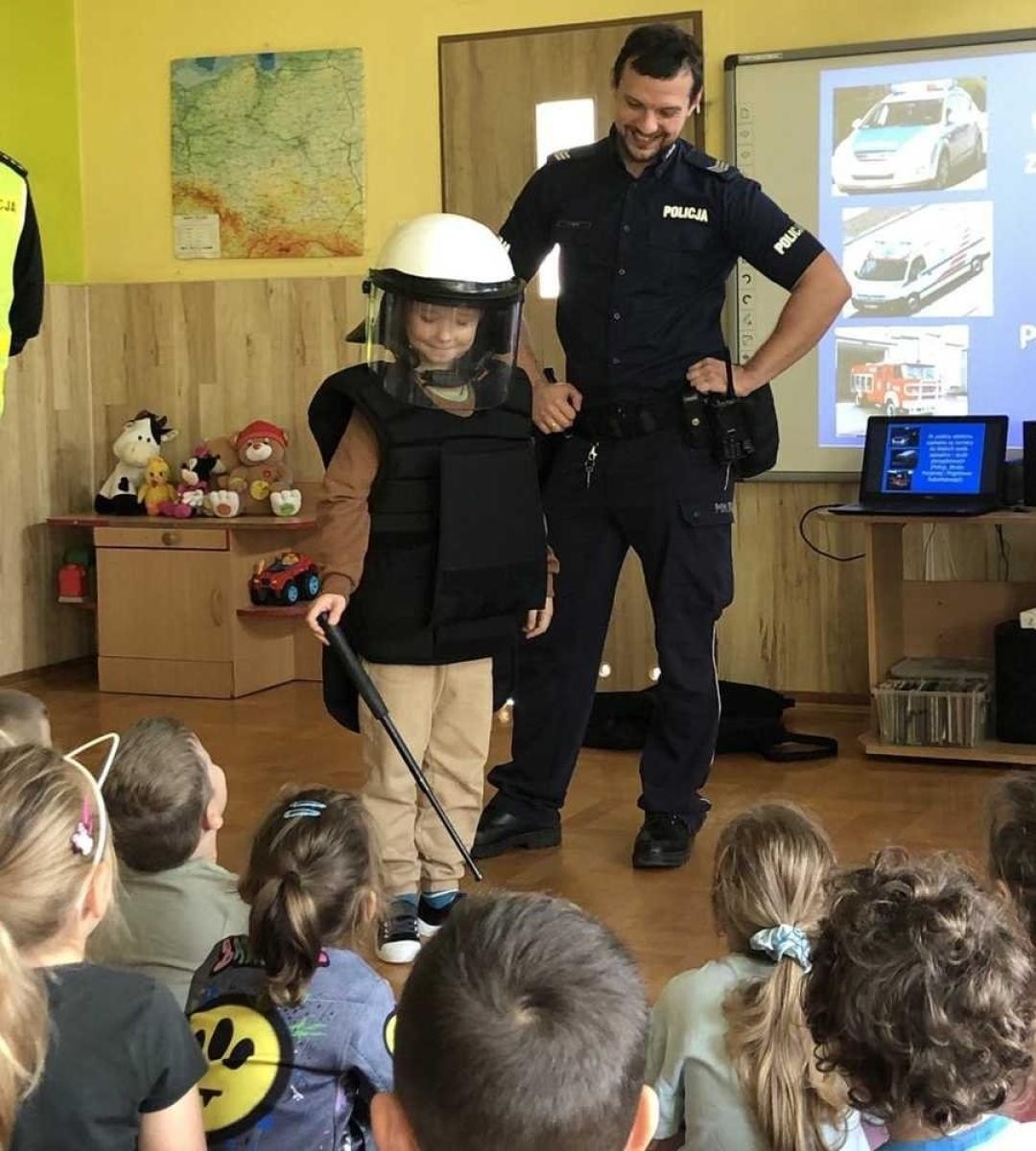 Zdjęcie w galerii na portalu naszraciborz.pl: Mundurowi na spotkaniu z przedszkolakami wiadomości z regionu