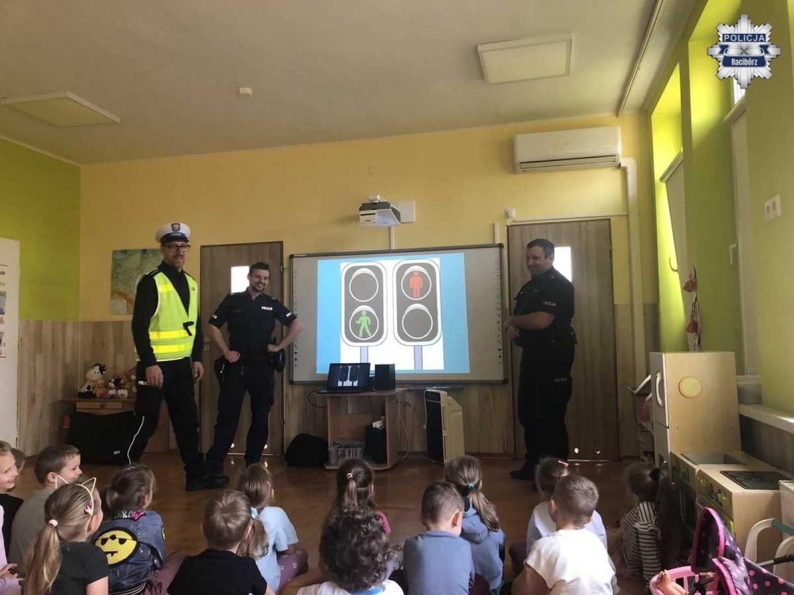 Zdjęcie w galerii na portalu naszraciborz.pl: Mundurowi na spotkaniu z przedszkolakami wiadomości z regionu