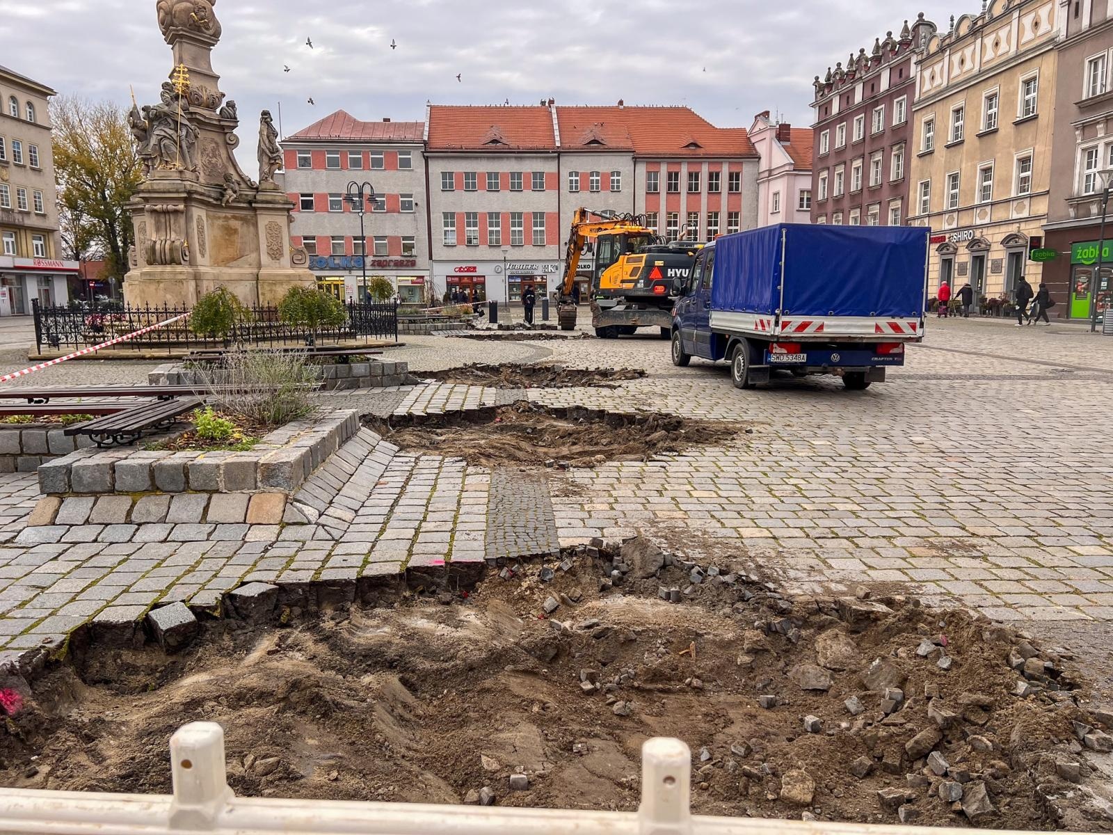 Zdjęcie w galerii na portalu naszraciborz.pl: Na rynku rozpoczęło się sadzenie drzew [FOTO] wiadomości z regionu