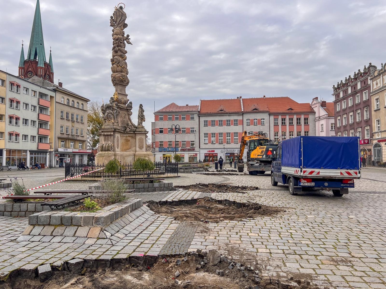 Zdjęcie w galerii na portalu naszraciborz.pl: Na rynku rozpoczęło się sadzenie drzew [FOTO] wiadomości z regionu