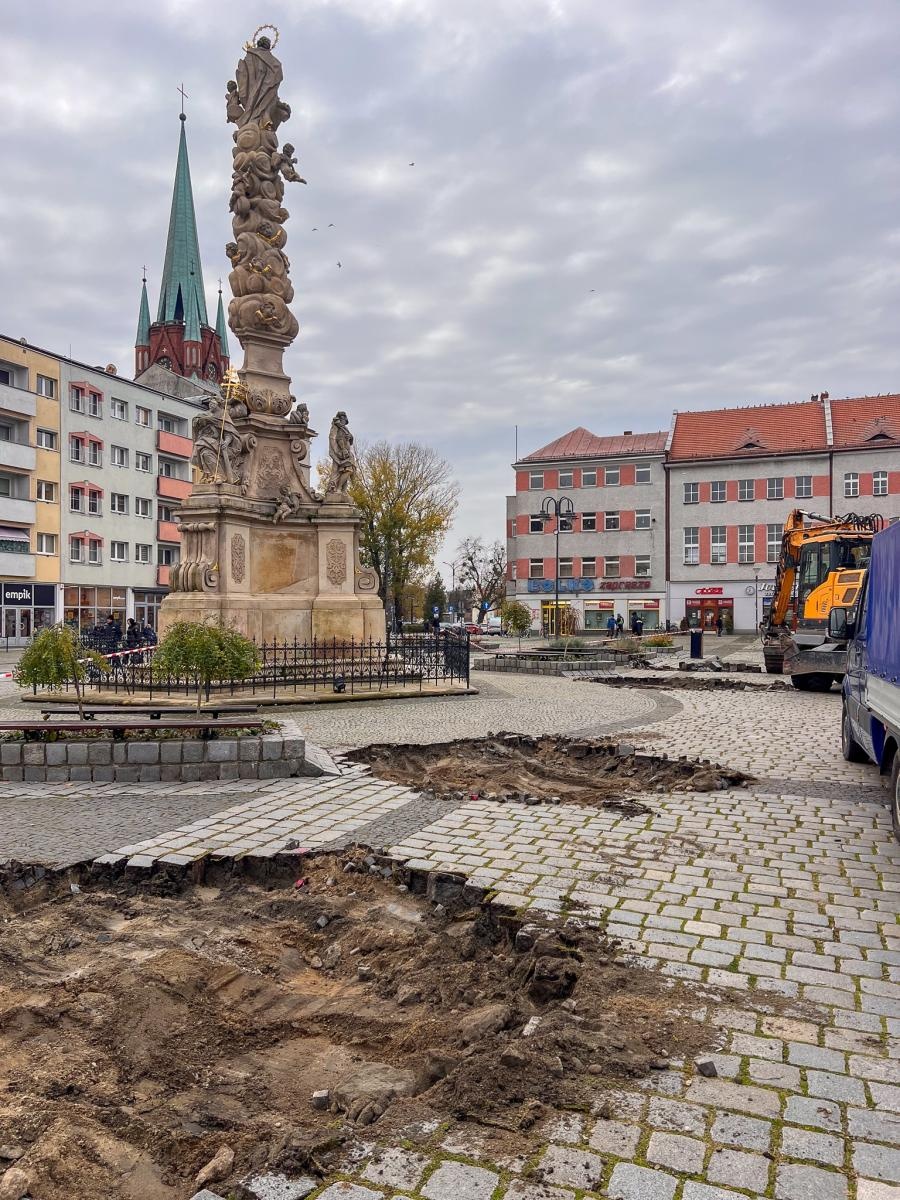 Zdjęcie w galerii na portalu naszraciborz.pl: Na rynku rozpoczęło się sadzenie drzew [FOTO] wiadomości z regionu