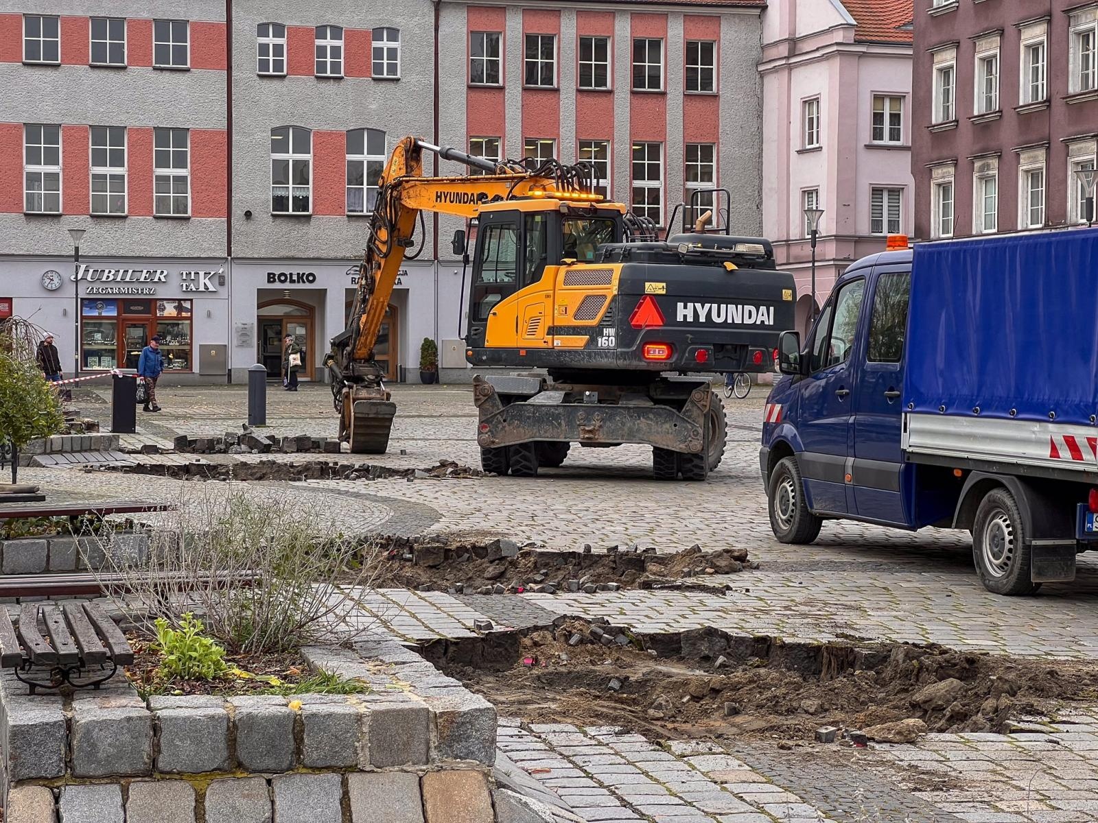 Zdjęcie w galerii na portalu naszraciborz.pl: Na rynku rozpoczęło się sadzenie drzew [FOTO] wiadomości z regionu
