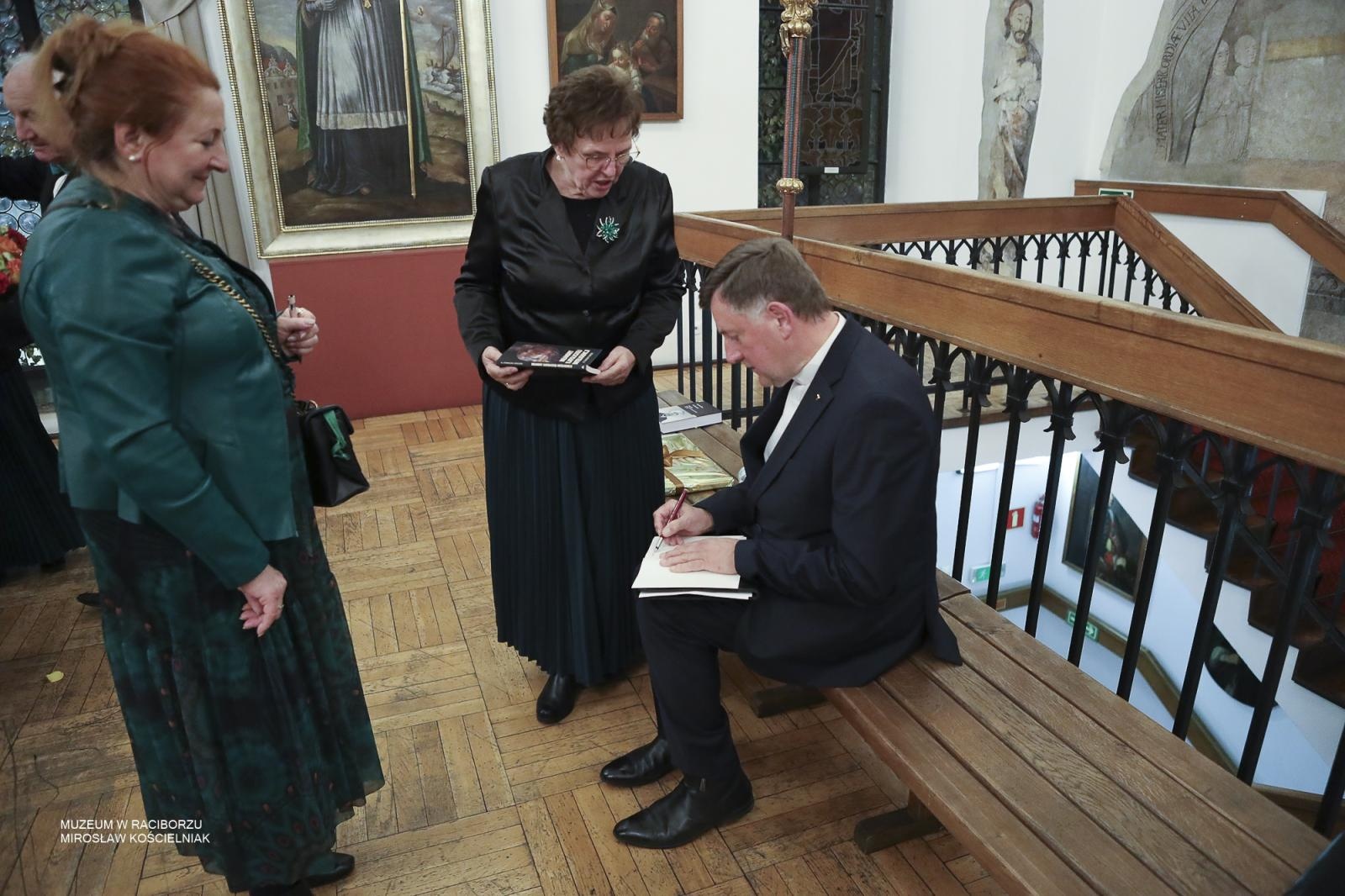 Zdjęcie w galerii na portalu naszraciborz.pl: Wrócił w rodzinne strony… w spiżu – wieczór patriotyczny poświęcony arcybiskupowi Gawlinie wiadomości z regionu