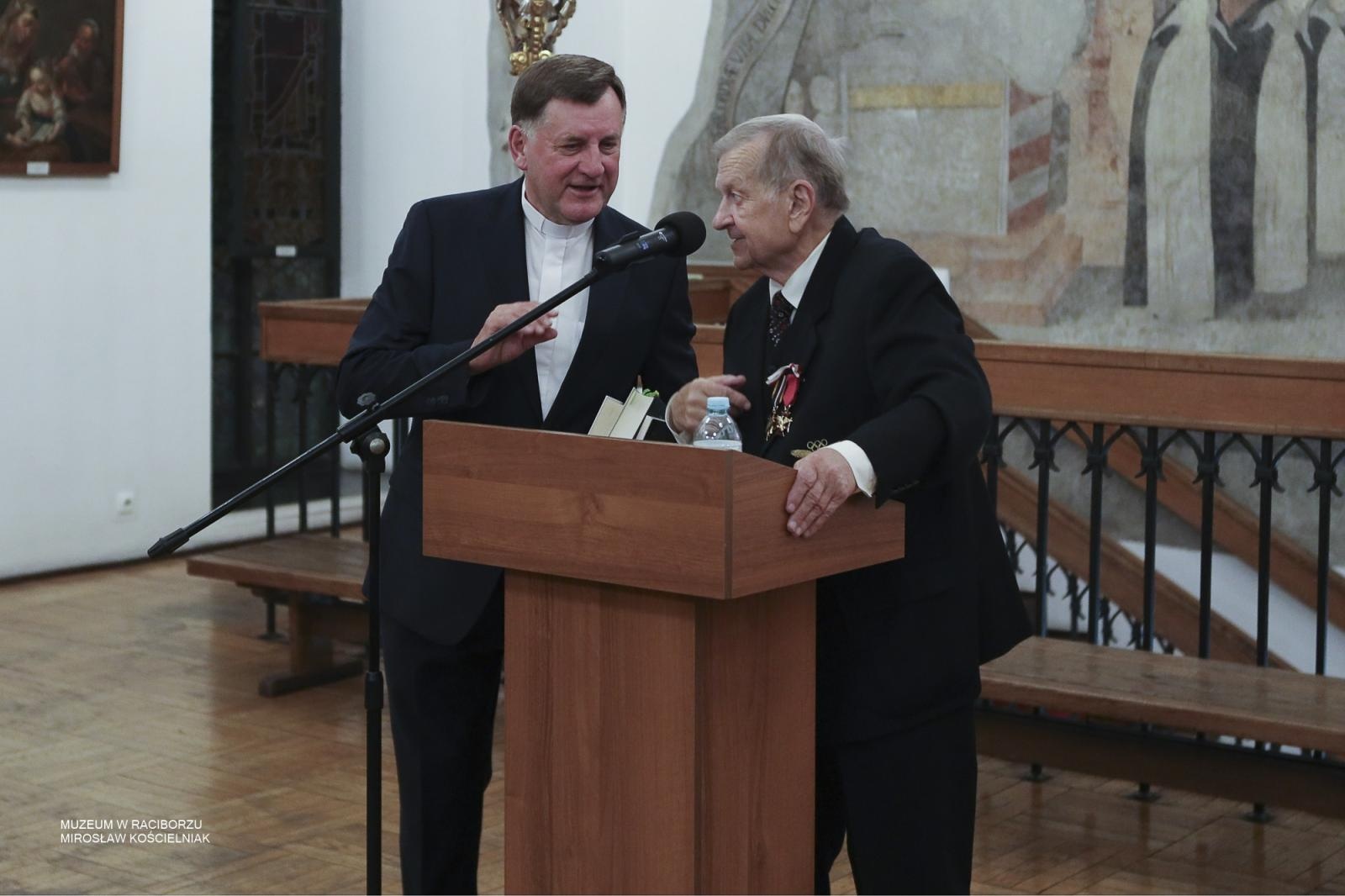 Zdjęcie w galerii na portalu naszraciborz.pl: Wrócił w rodzinne strony… w spiżu – wieczór patriotyczny poświęcony arcybiskupowi Gawlinie wiadomości z regionu