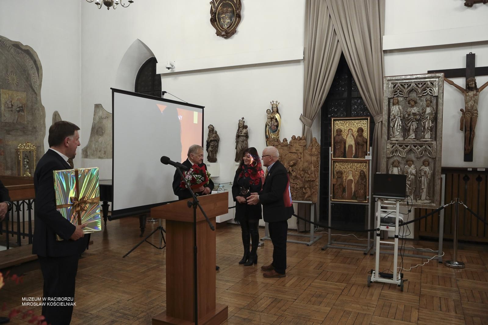 Zdjęcie w galerii na portalu naszraciborz.pl: Wrócił w rodzinne strony… w spiżu – wieczór patriotyczny poświęcony arcybiskupowi Gawlinie wiadomości z regionu