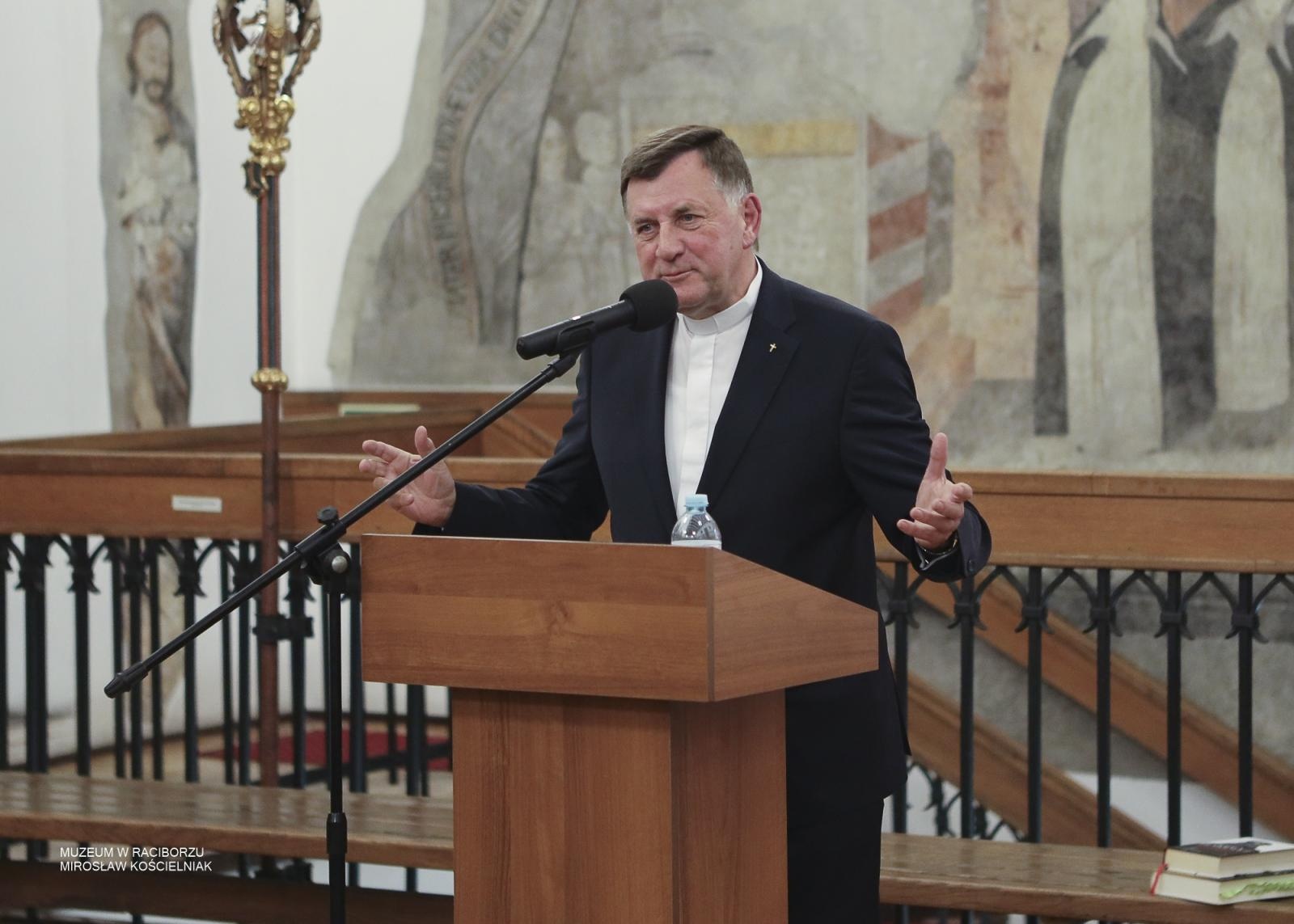 Zdjęcie w galerii na portalu naszraciborz.pl: Wrócił w rodzinne strony… w spiżu – wieczór patriotyczny poświęcony arcybiskupowi Gawlinie wiadomości z regionu