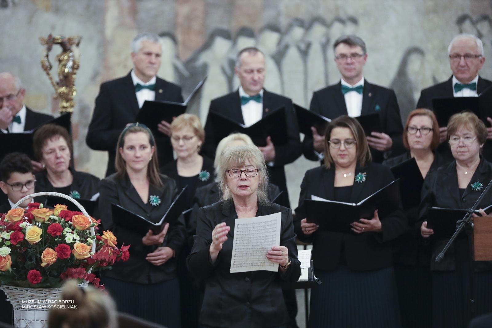 Zdjęcie w galerii na portalu naszraciborz.pl: Wrócił w rodzinne strony… w spiżu – wieczór patriotyczny poświęcony arcybiskupowi Gawlinie wiadomości z regionu