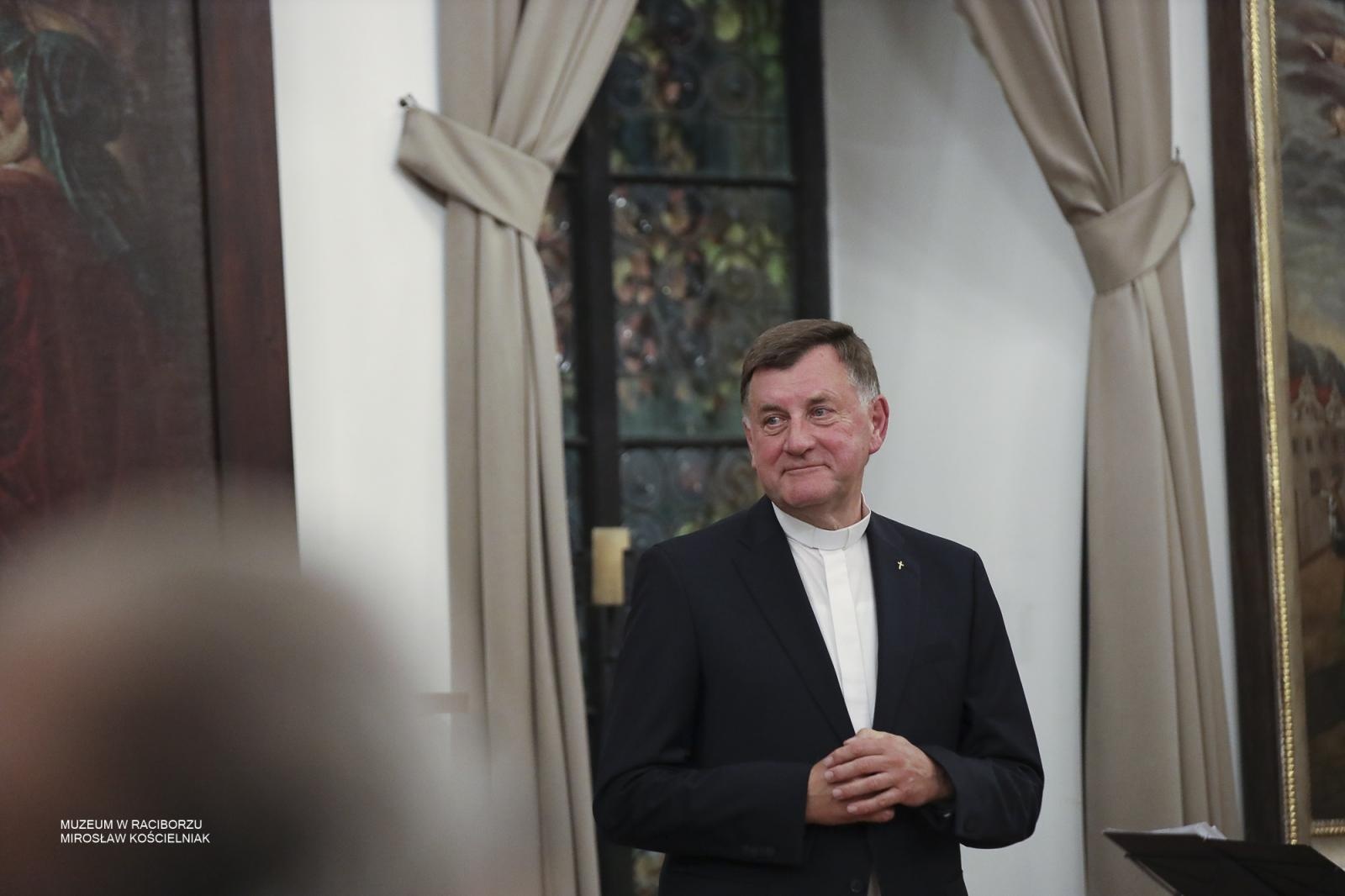 Zdjęcie w galerii na portalu naszraciborz.pl: Wrócił w rodzinne strony… w spiżu – wieczór patriotyczny poświęcony arcybiskupowi Gawlinie wiadomości z regionu