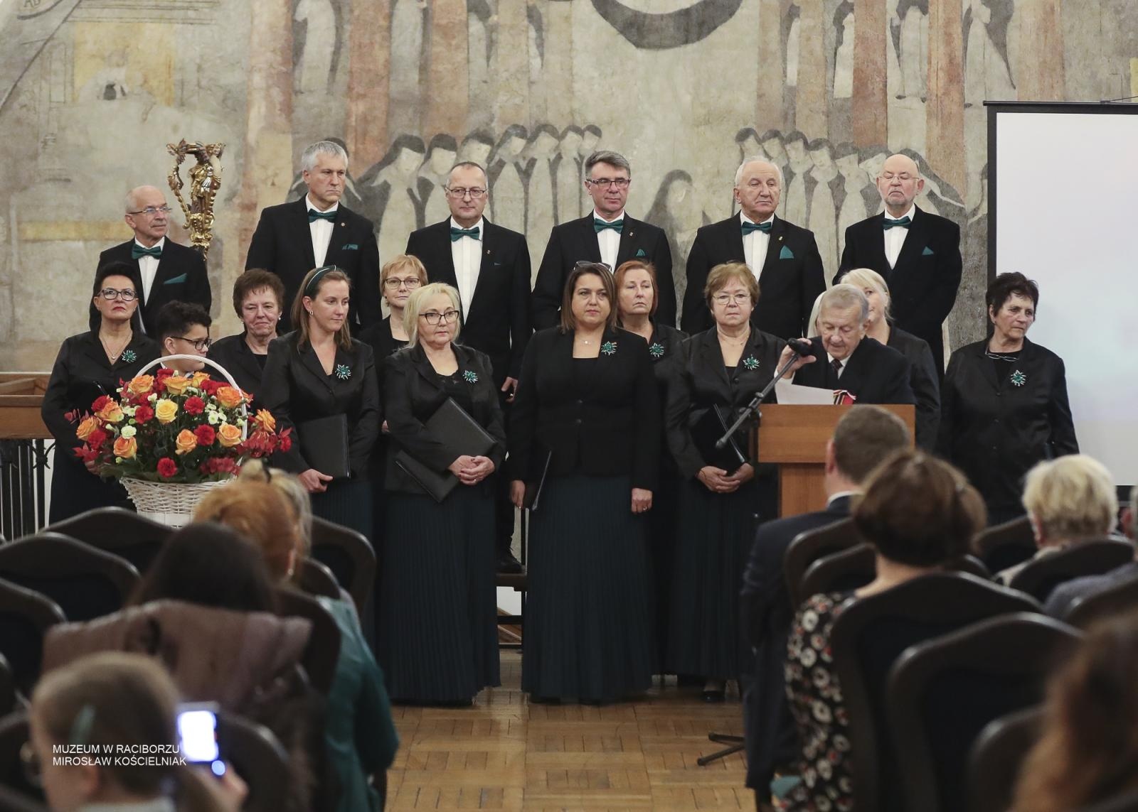 Zdjęcie w galerii na portalu naszraciborz.pl: Wrócił w rodzinne strony… w spiżu – wieczór patriotyczny poświęcony arcybiskupowi Gawlinie wiadomości z regionu