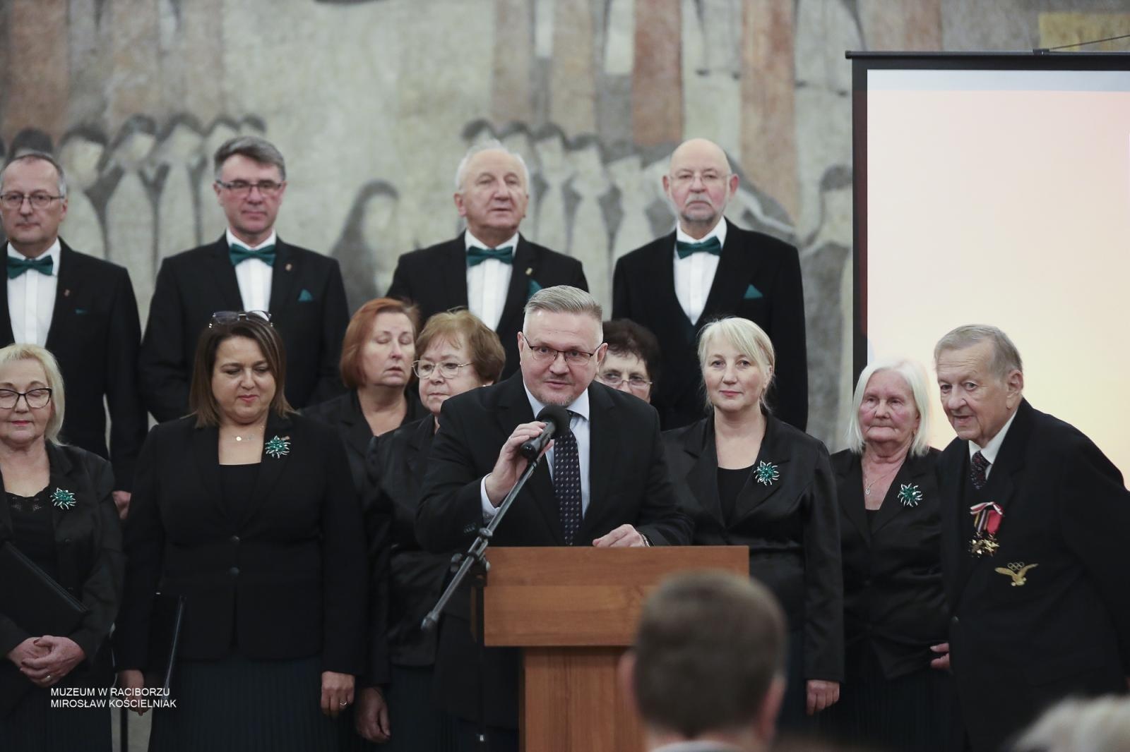 Zdjęcie w galerii na portalu naszraciborz.pl: Wrócił w rodzinne strony… w spiżu – wieczór patriotyczny poświęcony arcybiskupowi Gawlinie wiadomości z regionu
