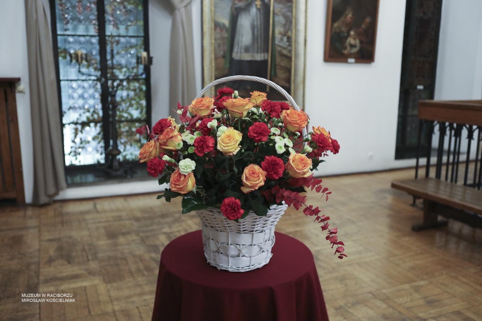 Zdjęcie w galerii na portalu naszraciborz.pl: Wrócił w rodzinne strony… w spiżu – wieczór patriotyczny poświęcony arcybiskupowi Gawlinie wiadomości z regionu