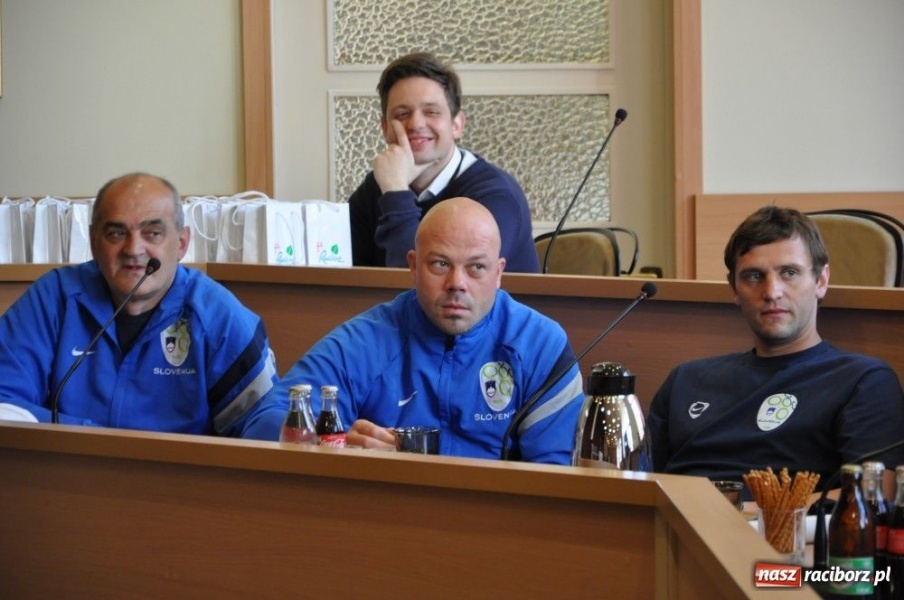 Zdjęcie w galerii na portalu naszraciborz.pl: Dziś wygrywa piłka nożna wiadomości z regionu