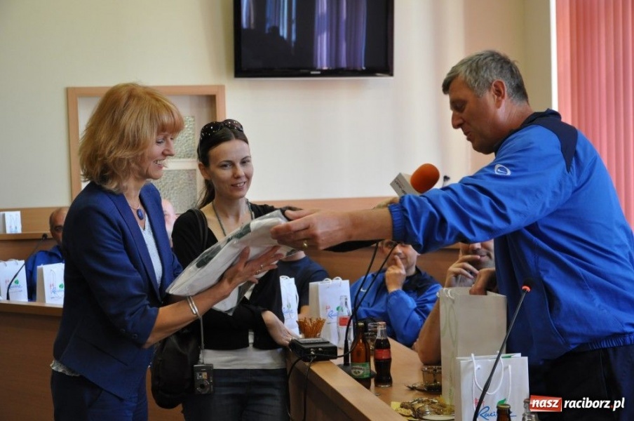 Zdjęcie w galerii na portalu naszraciborz.pl: Dziś wygrywa piłka nożna wiadomości z regionu