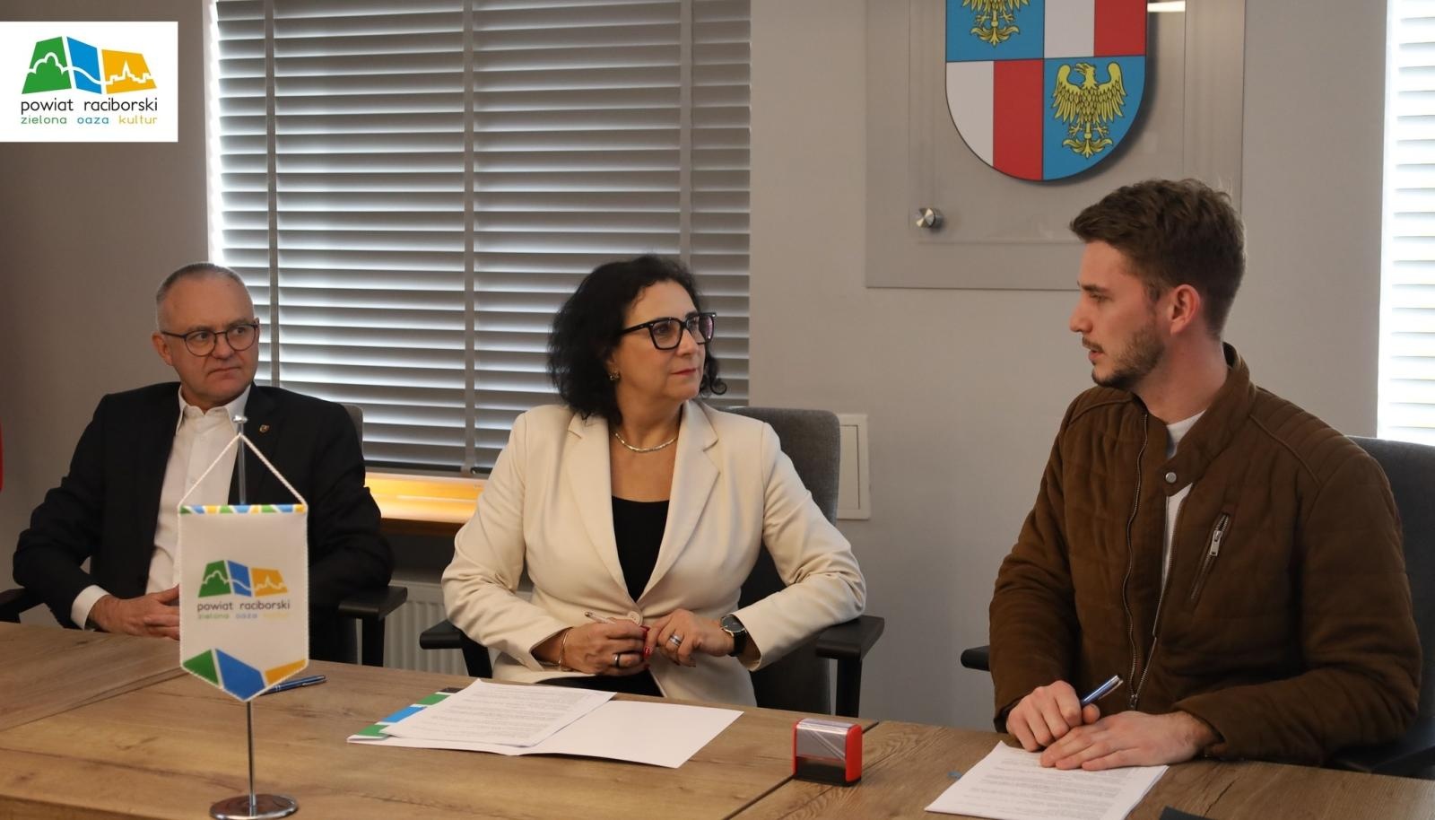 Zdjęcie w galerii na portalu naszraciborz.pl: Remont rowu na drodze powiatowej między Borucinem a Bolesławiem wiadomości z regionu