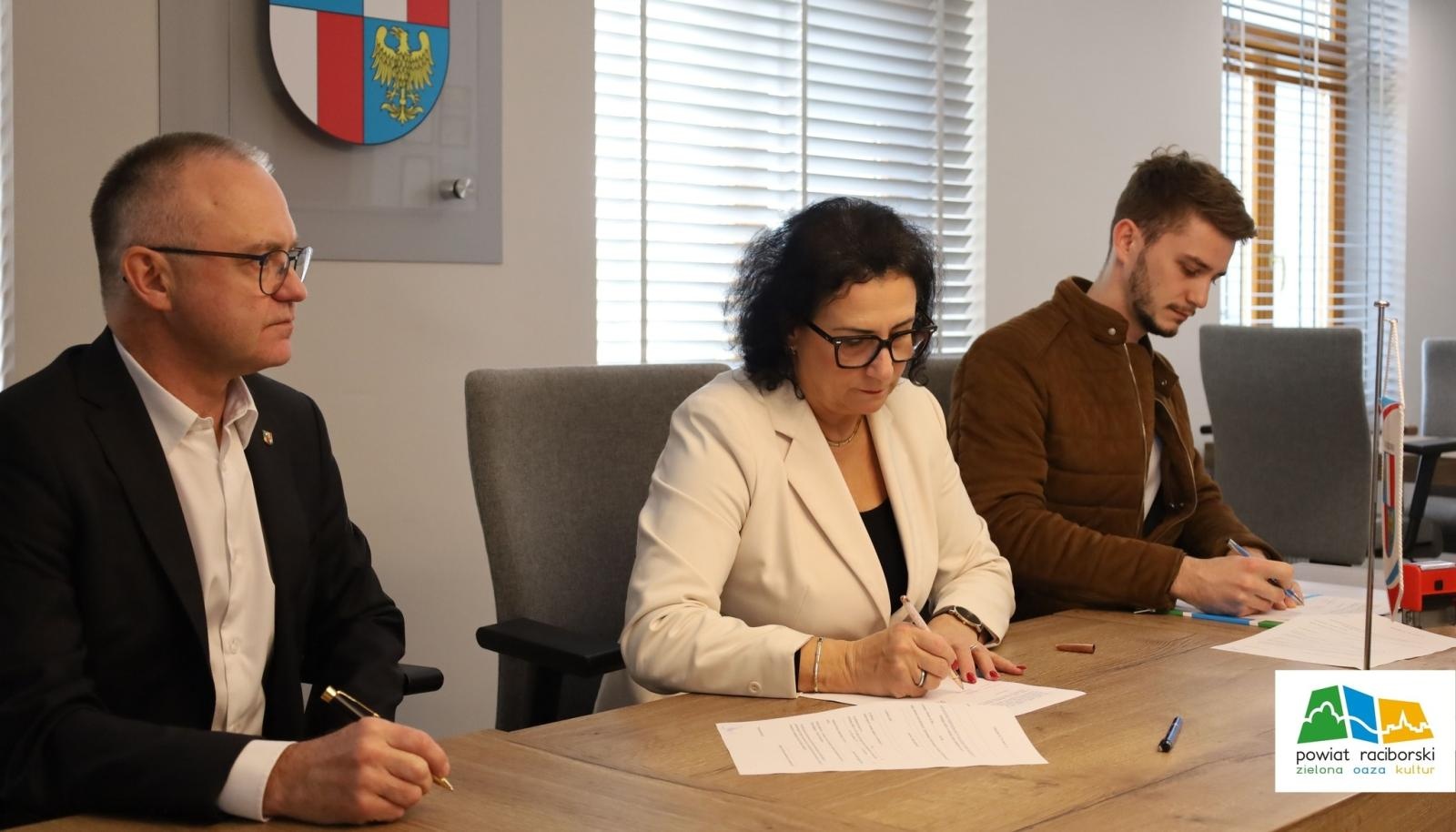 Zdjęcie w galerii na portalu naszraciborz.pl: Remont rowu na drodze powiatowej między Borucinem a Bolesławiem wiadomości z regionu