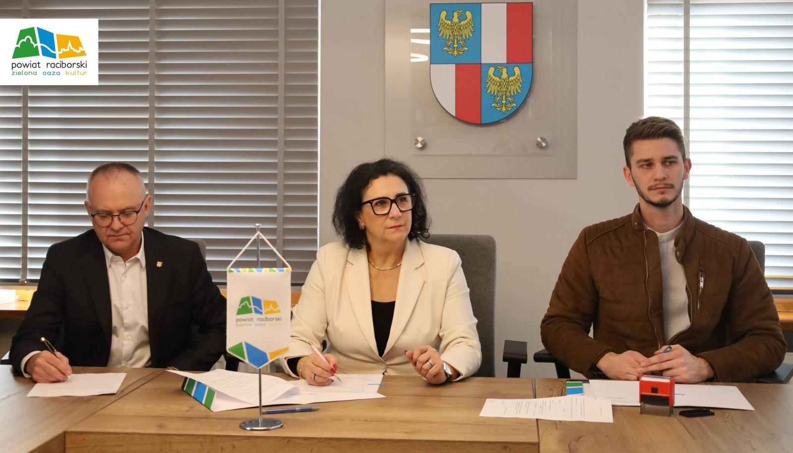 Zdjęcie w galerii na portalu naszraciborz.pl: Remont rowu na drodze powiatowej między Borucinem a Bolesławiem wiadomości z regionu