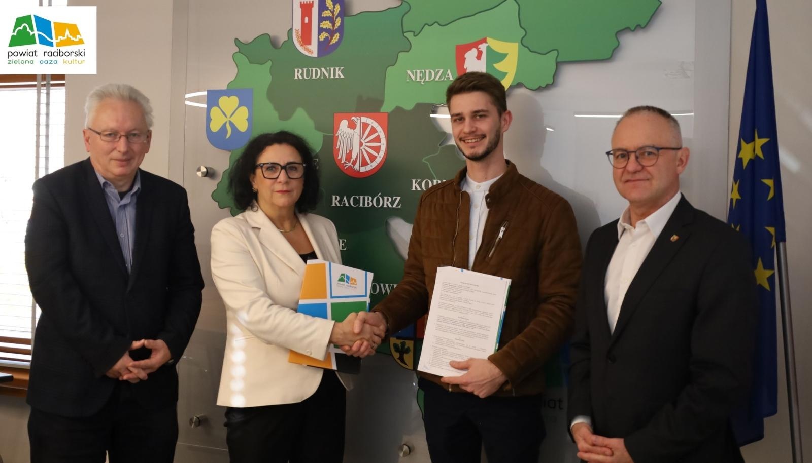 Zdjęcie w galerii na portalu naszraciborz.pl: Remont rowu na drodze powiatowej między Borucinem a Bolesławiem wiadomości z regionu