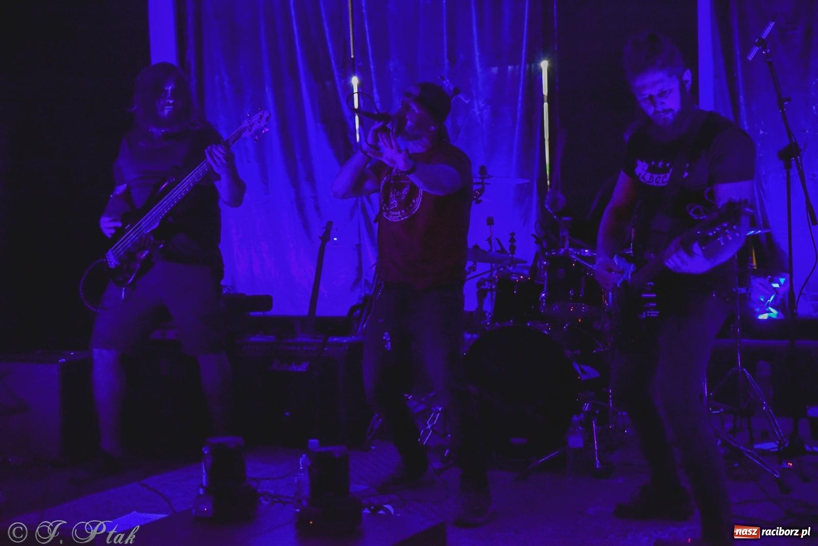 Zdjęcie w galerii na portalu naszraciborz.pl: Rockowe brzmienia w Raciborzu. Fantom zagrał w Tęczowej wiadomości z regionu