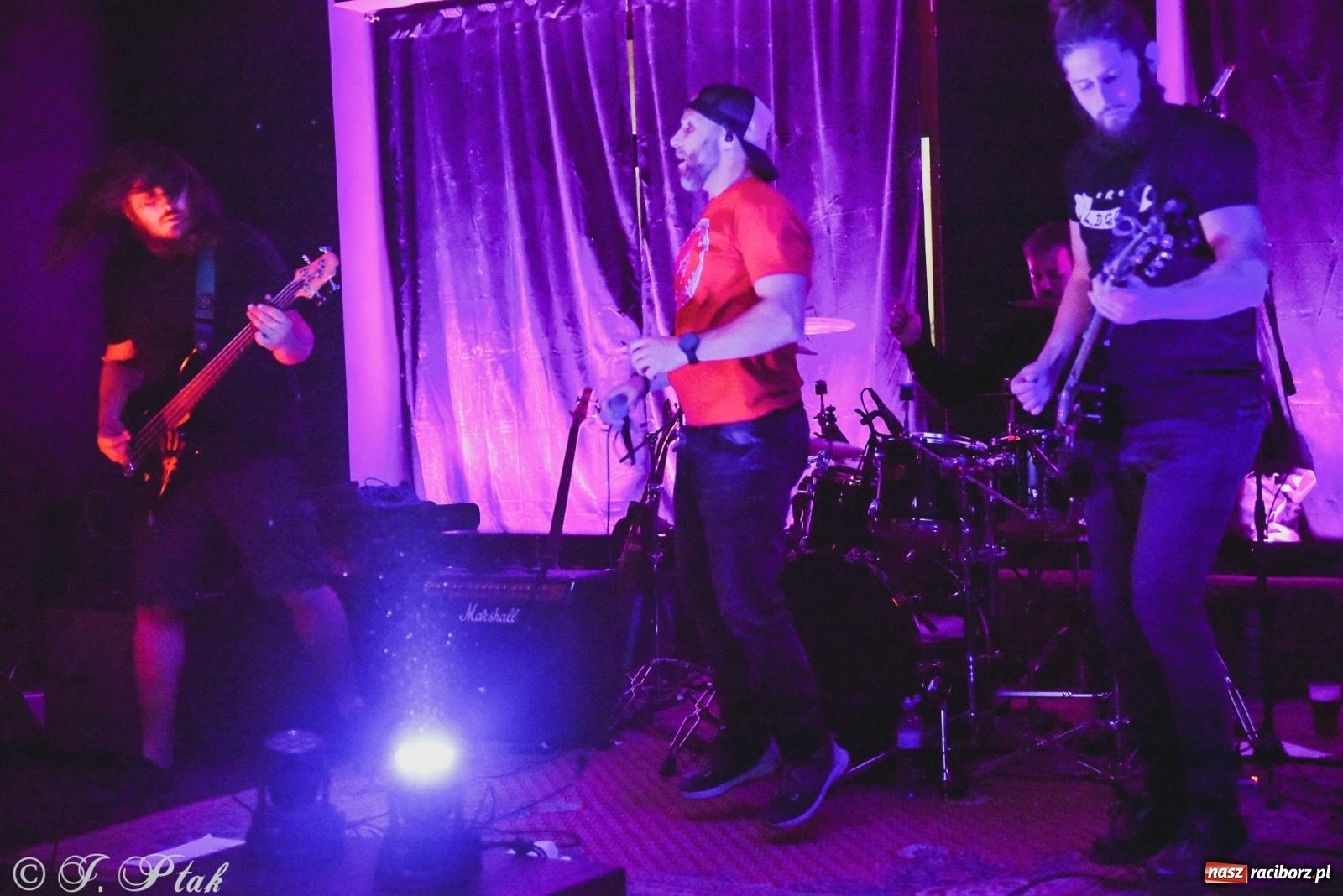 Zdjęcie w galerii na portalu naszraciborz.pl: Rockowe brzmienia w Raciborzu. Fantom zagrał w Tęczowej wiadomości z regionu