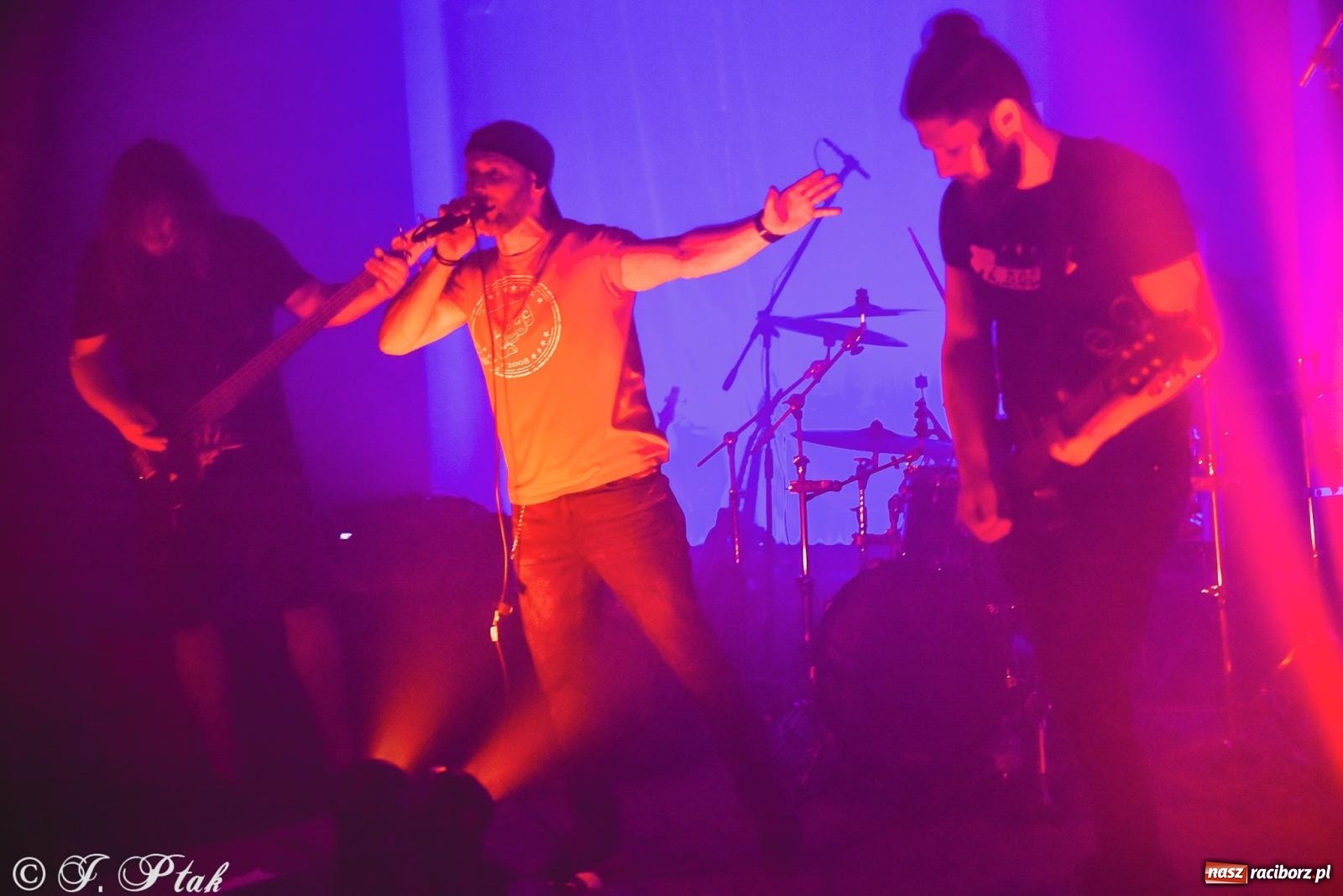 Zdjęcie w galerii na portalu naszraciborz.pl: Rockowe brzmienia w Raciborzu. Fantom zagrał w Tęczowej wiadomości z regionu