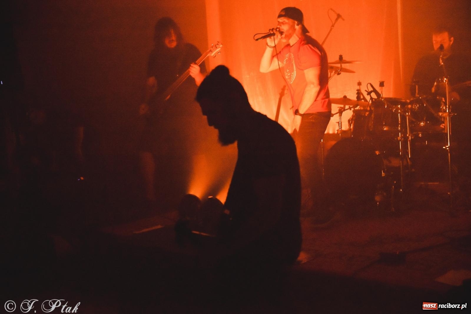 Zdjęcie w galerii na portalu naszraciborz.pl: Rockowe brzmienia w Raciborzu. Fantom zagrał w Tęczowej wiadomości z regionu